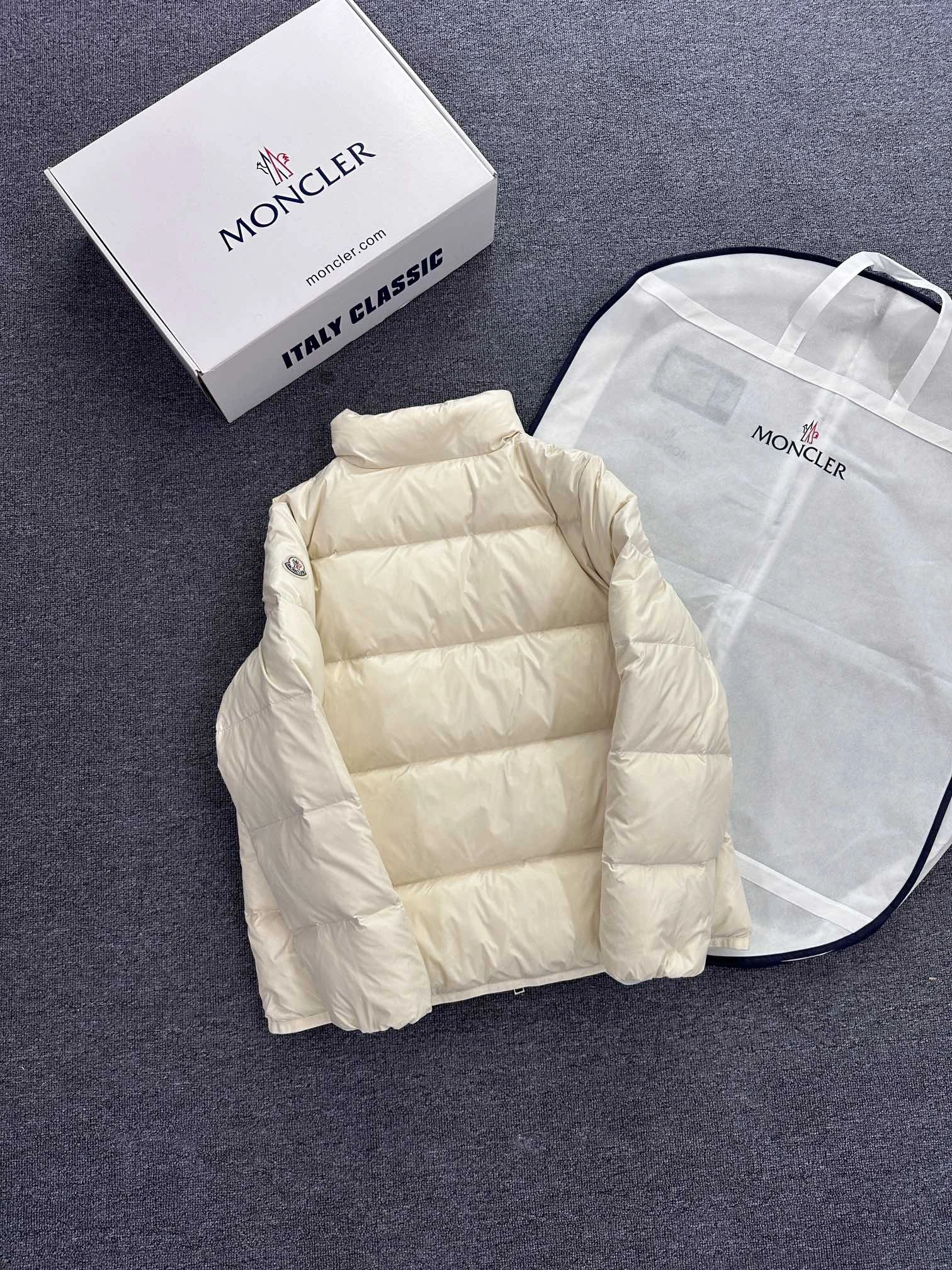 Moncler Down Jackets FlexibleFit 145897
