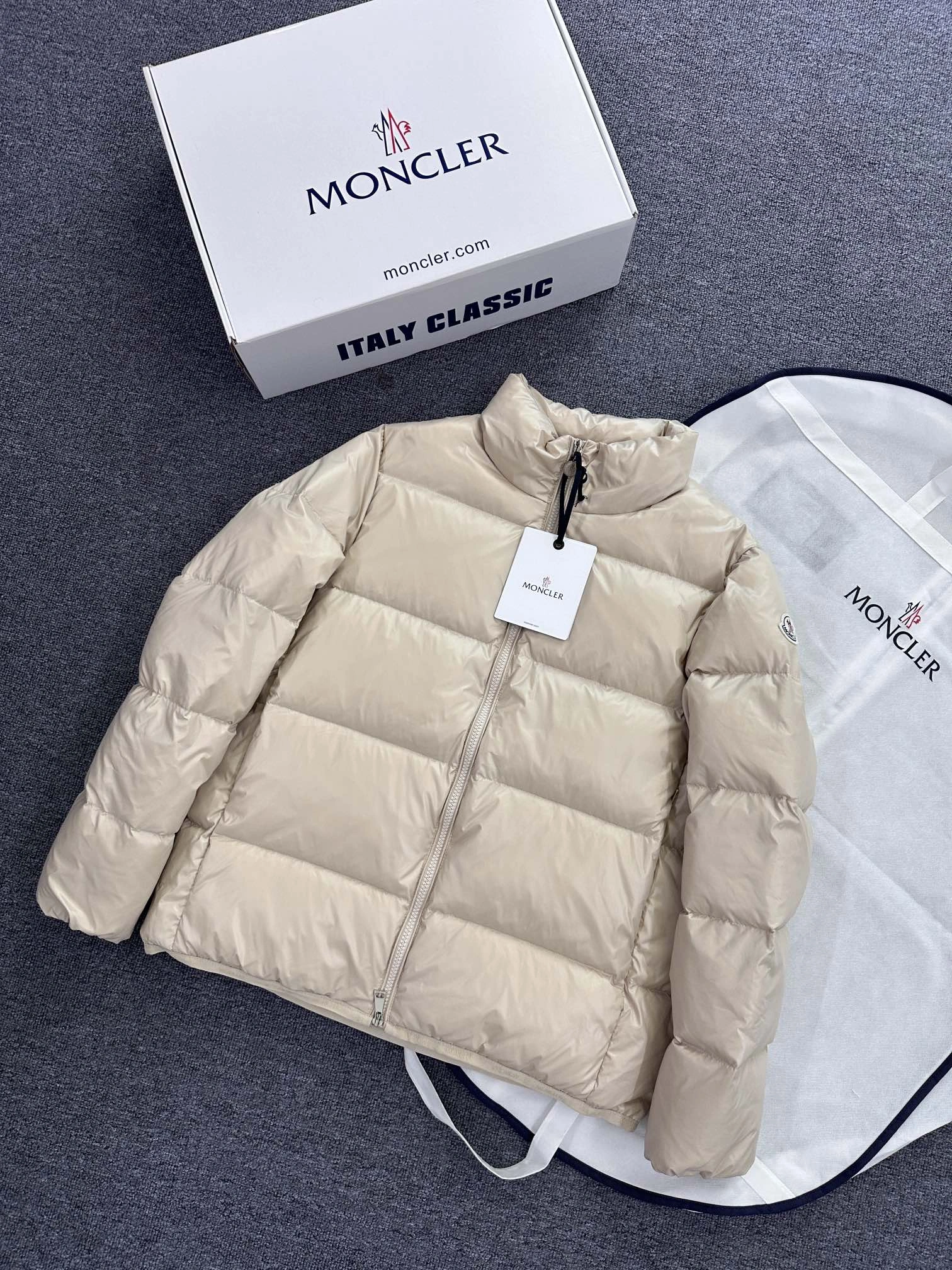 Moncler Down Jackets Comfortable 145893
