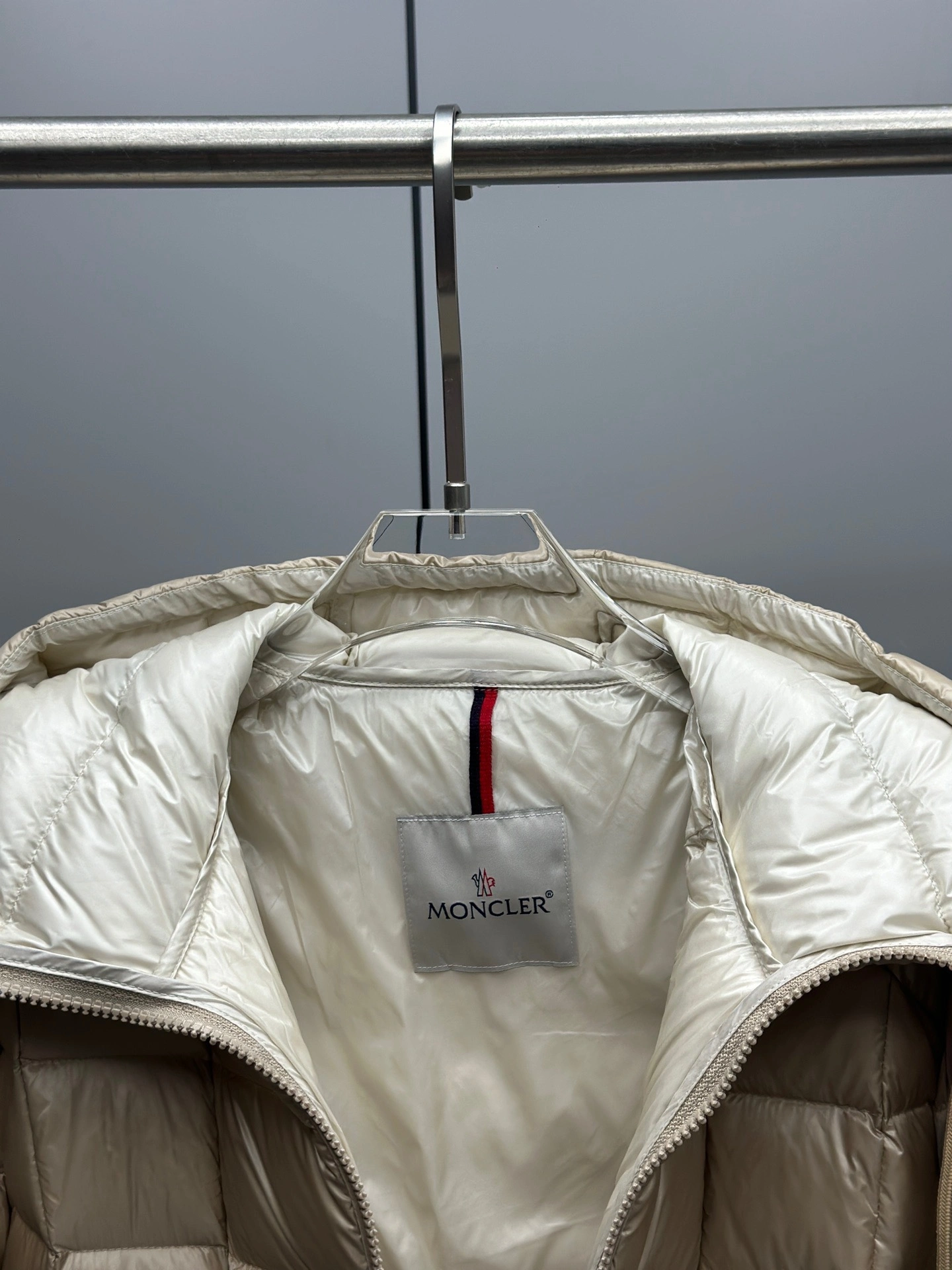 Vibrant Moncler Down Jackets 145877