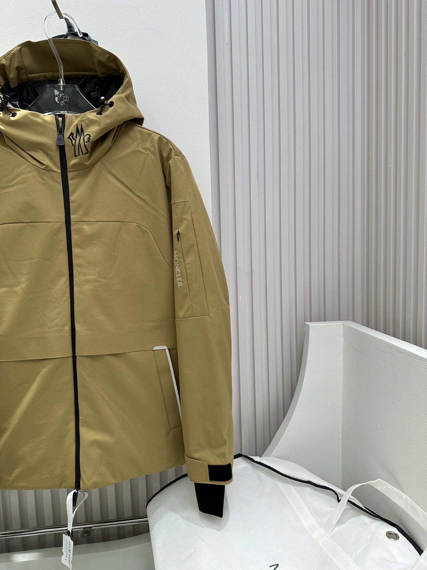 Moncler Down Jackets Classic 145869