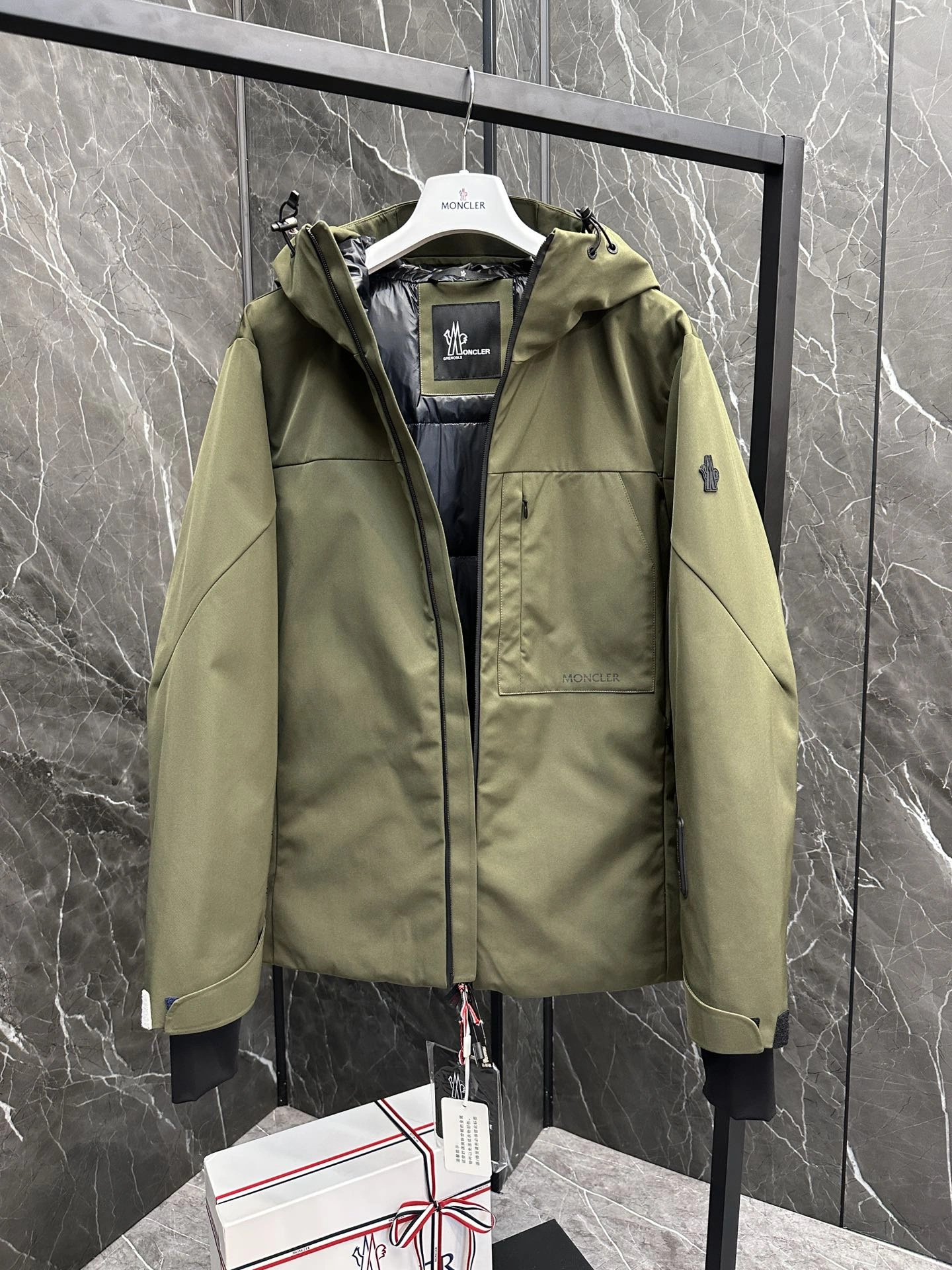 Snug Moncler Down Jackets 145737