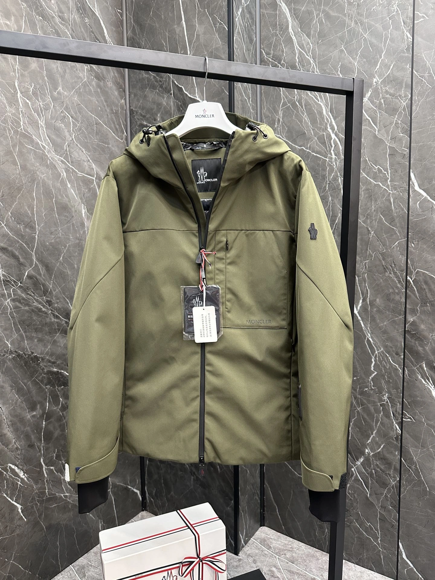 Snug Moncler Down Jackets 145737