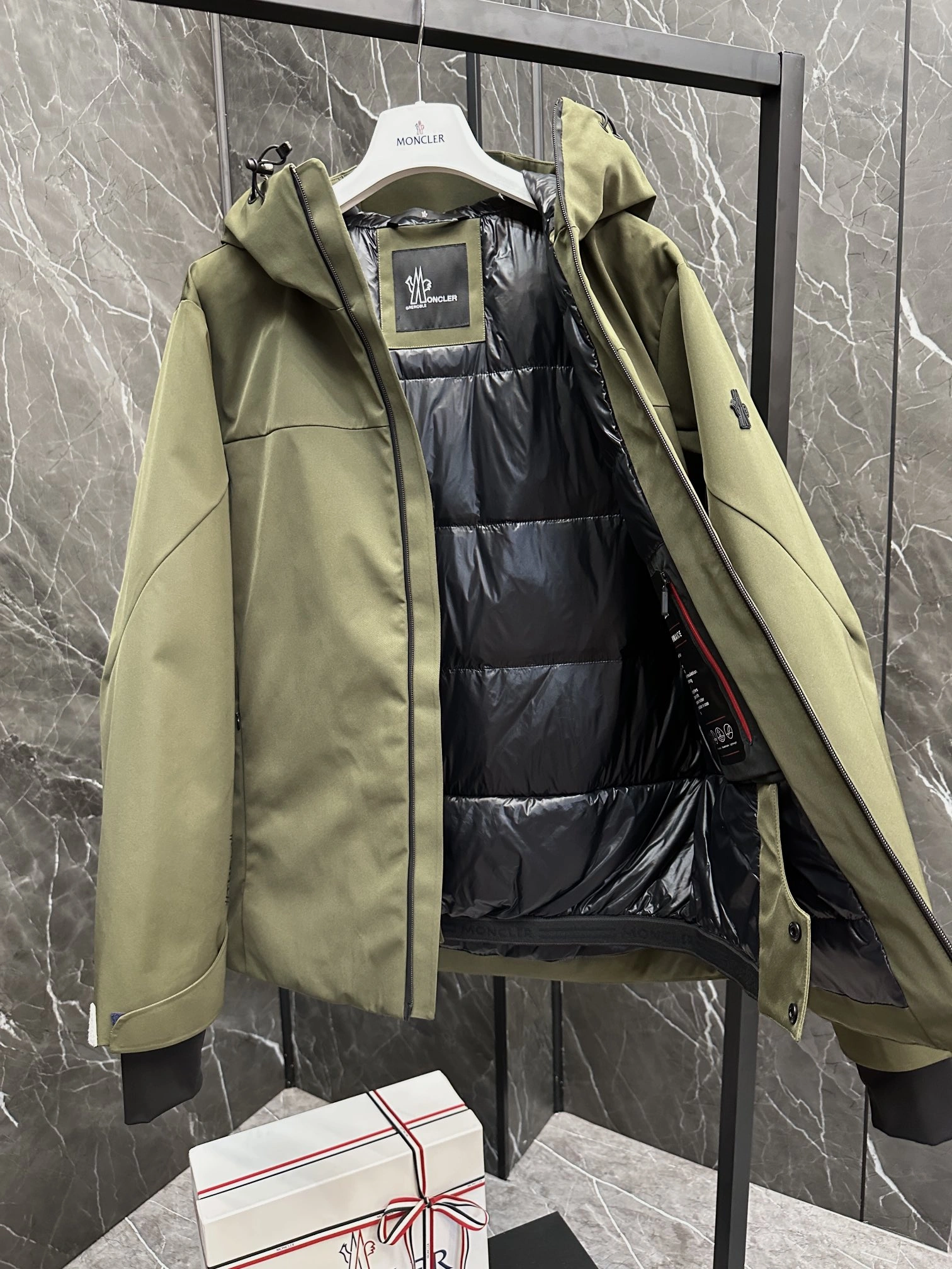 Snug Moncler Down Jackets 145737
