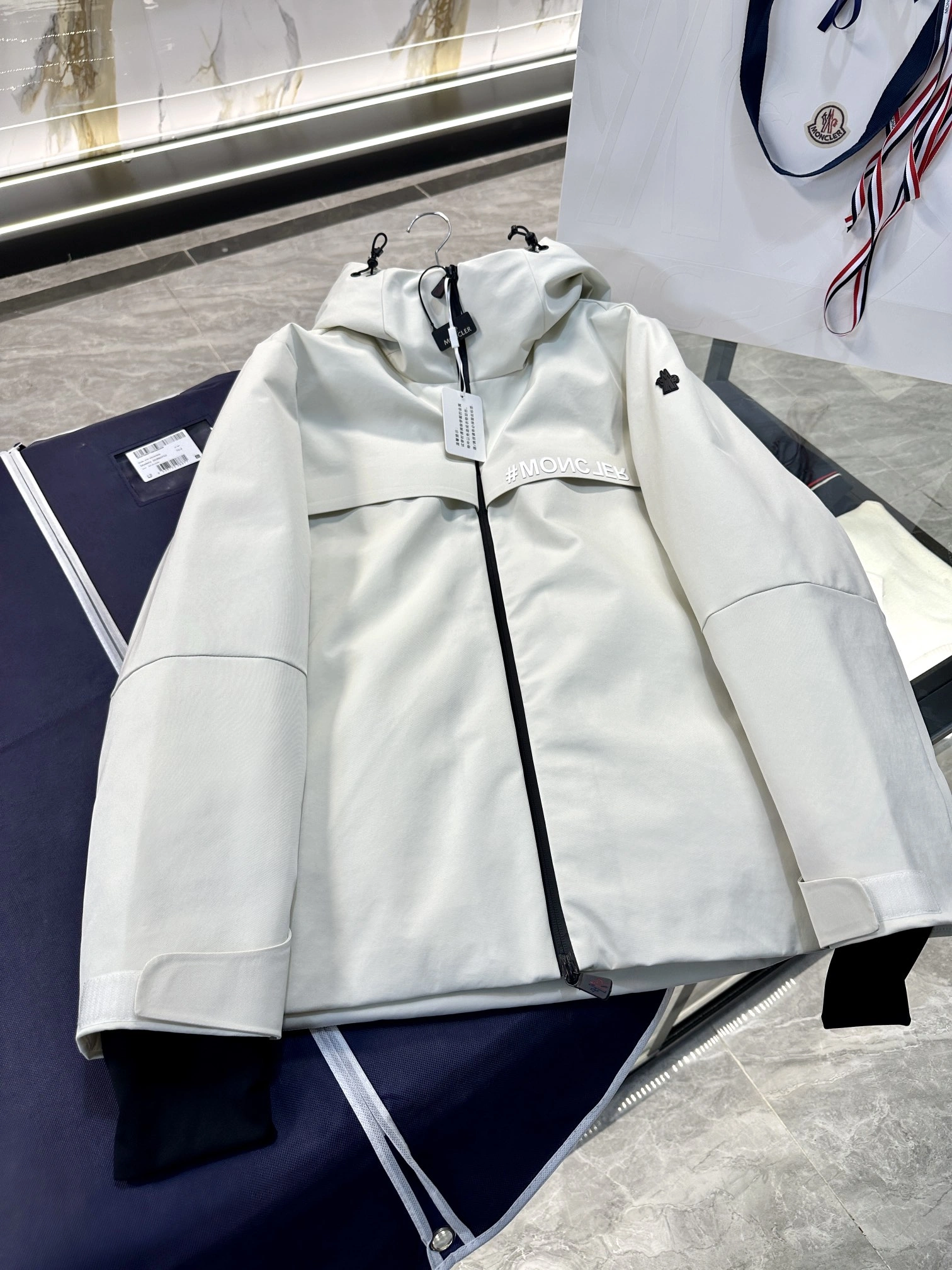 Snug Moncler Down Jackets 145693