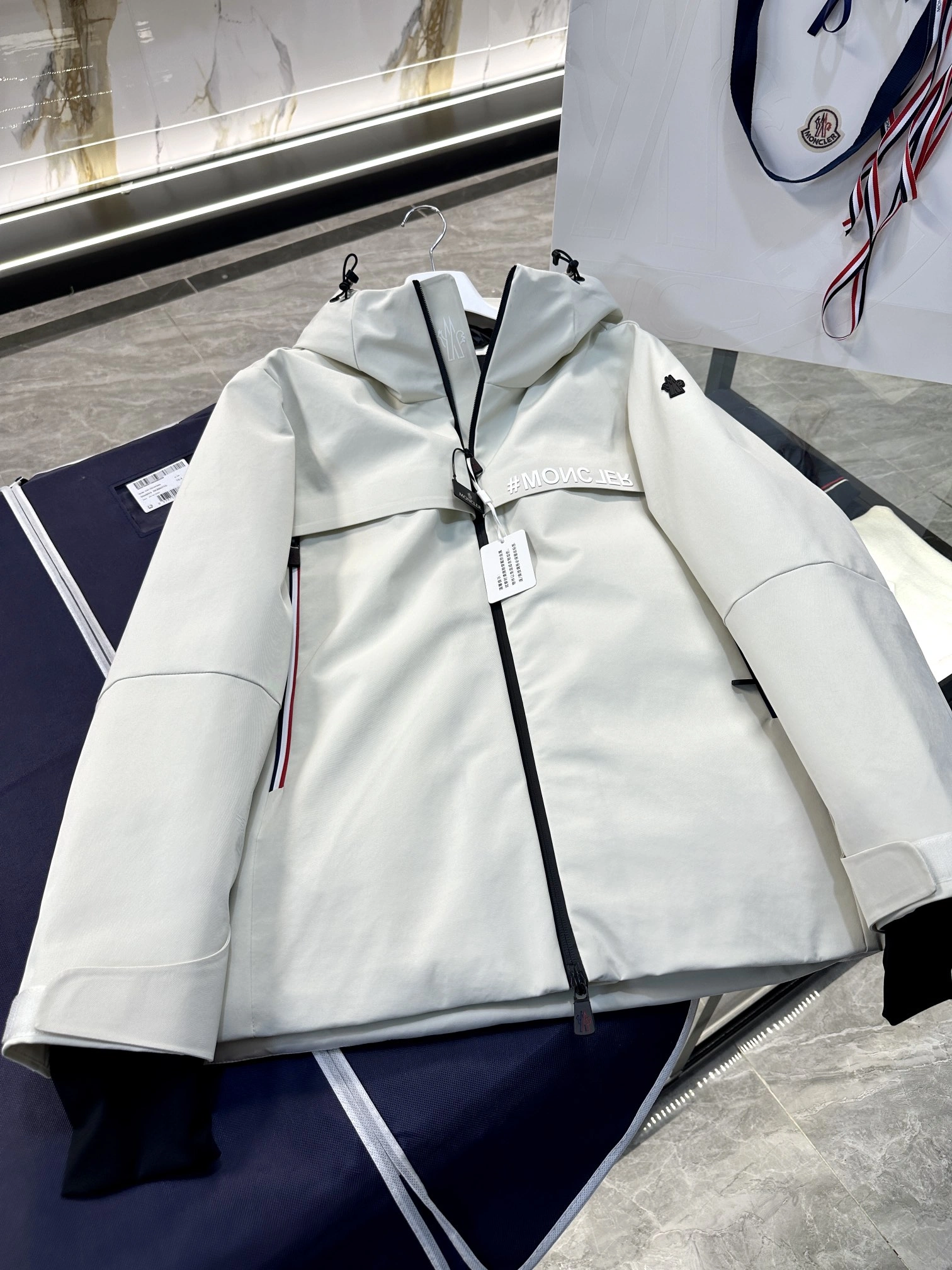 Snug Moncler Down Jackets 145693
