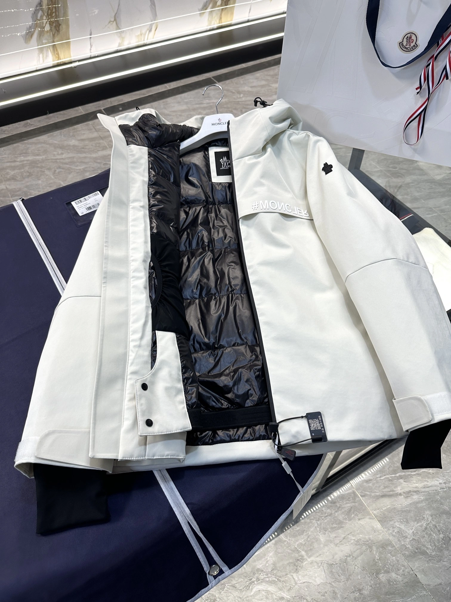 Snug Moncler Down Jackets 145693