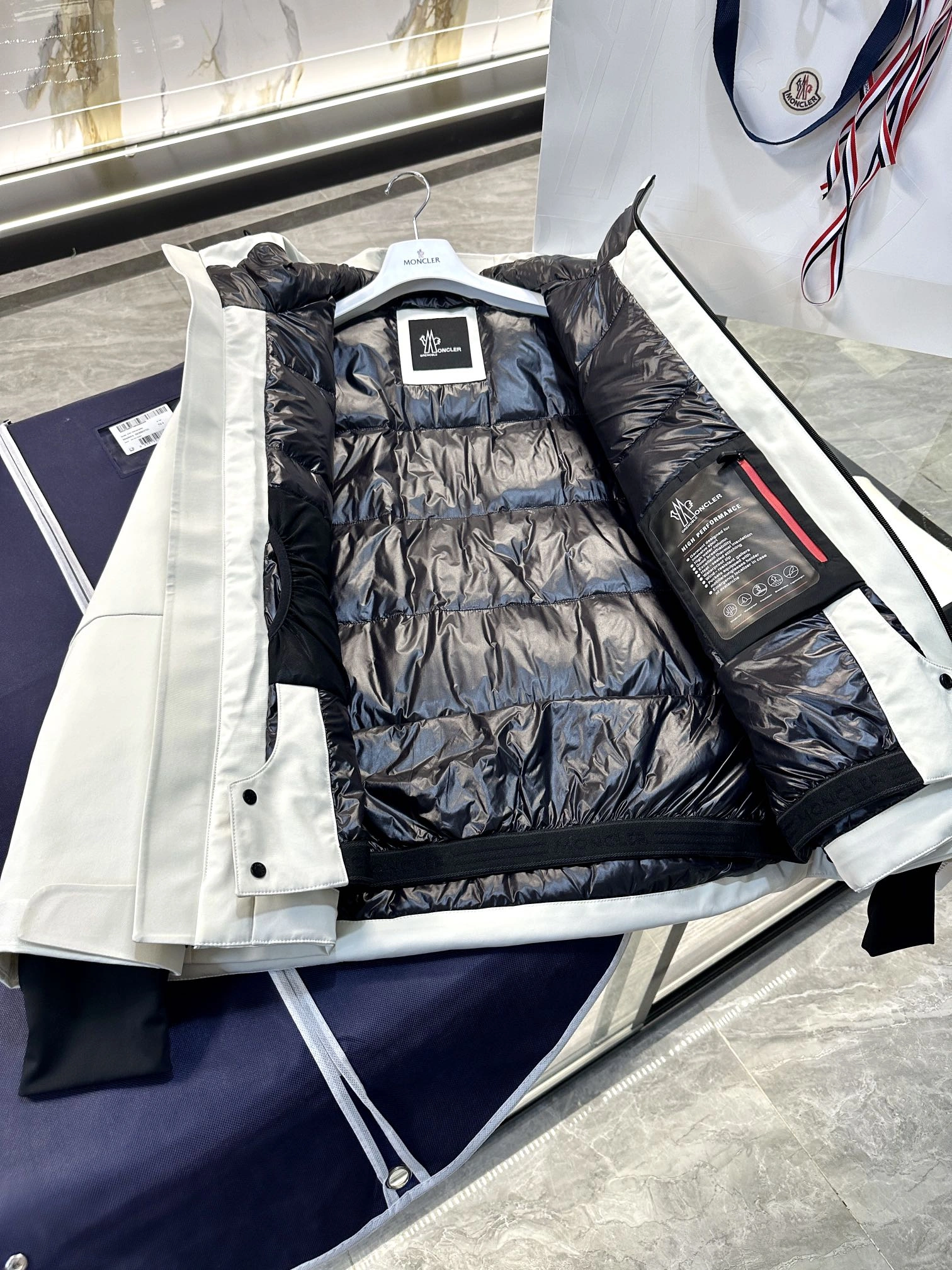 Snug Moncler Down Jackets 145693