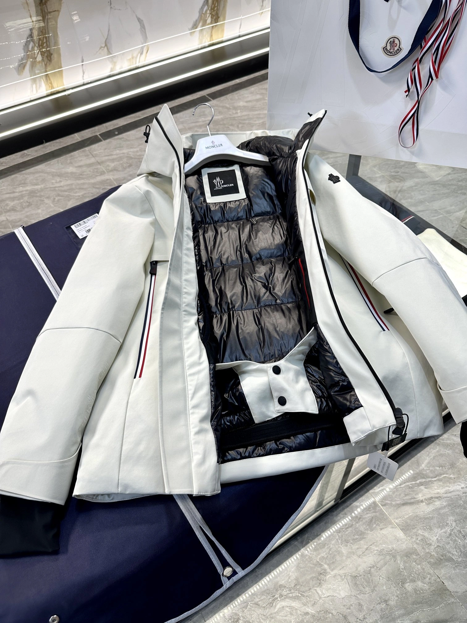 Snug Moncler Down Jackets 145693