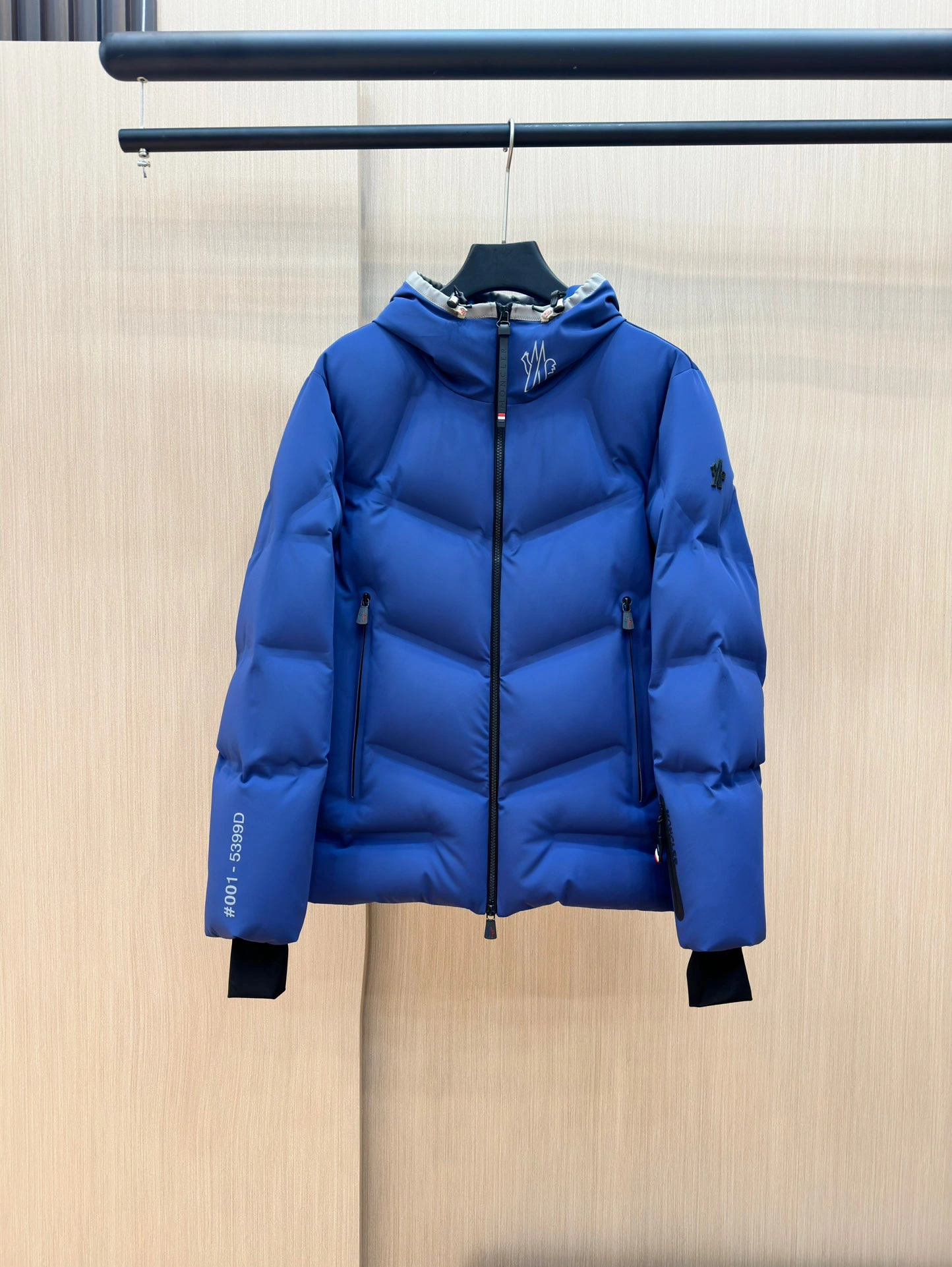 Moncler Down Jackets Minimalist 145686