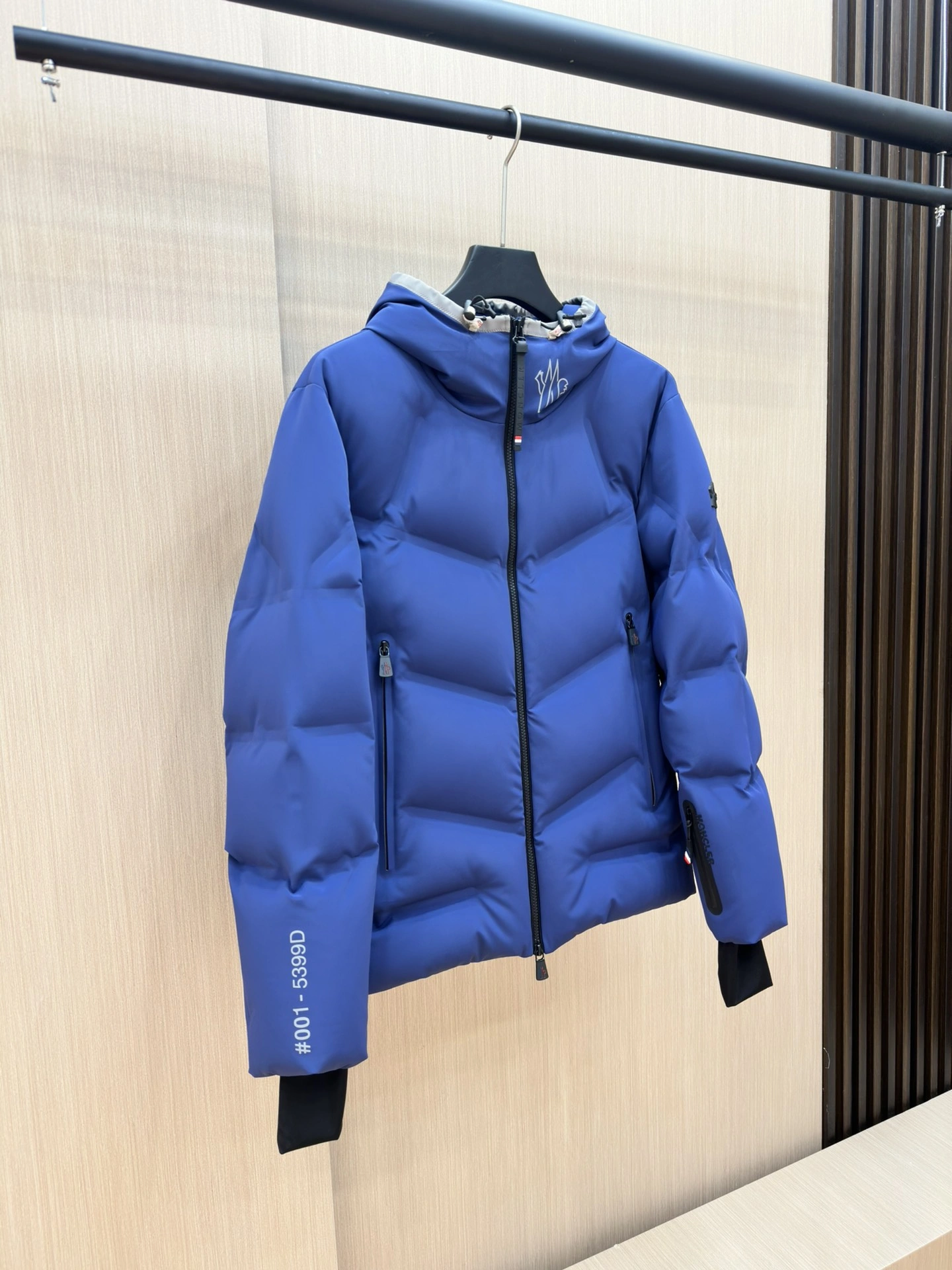 Moncler Down Jackets Minimalist 145686