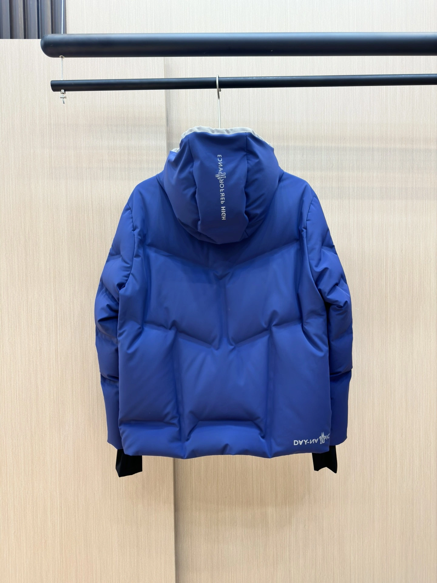 Moncler Down Jackets Minimalist 145686