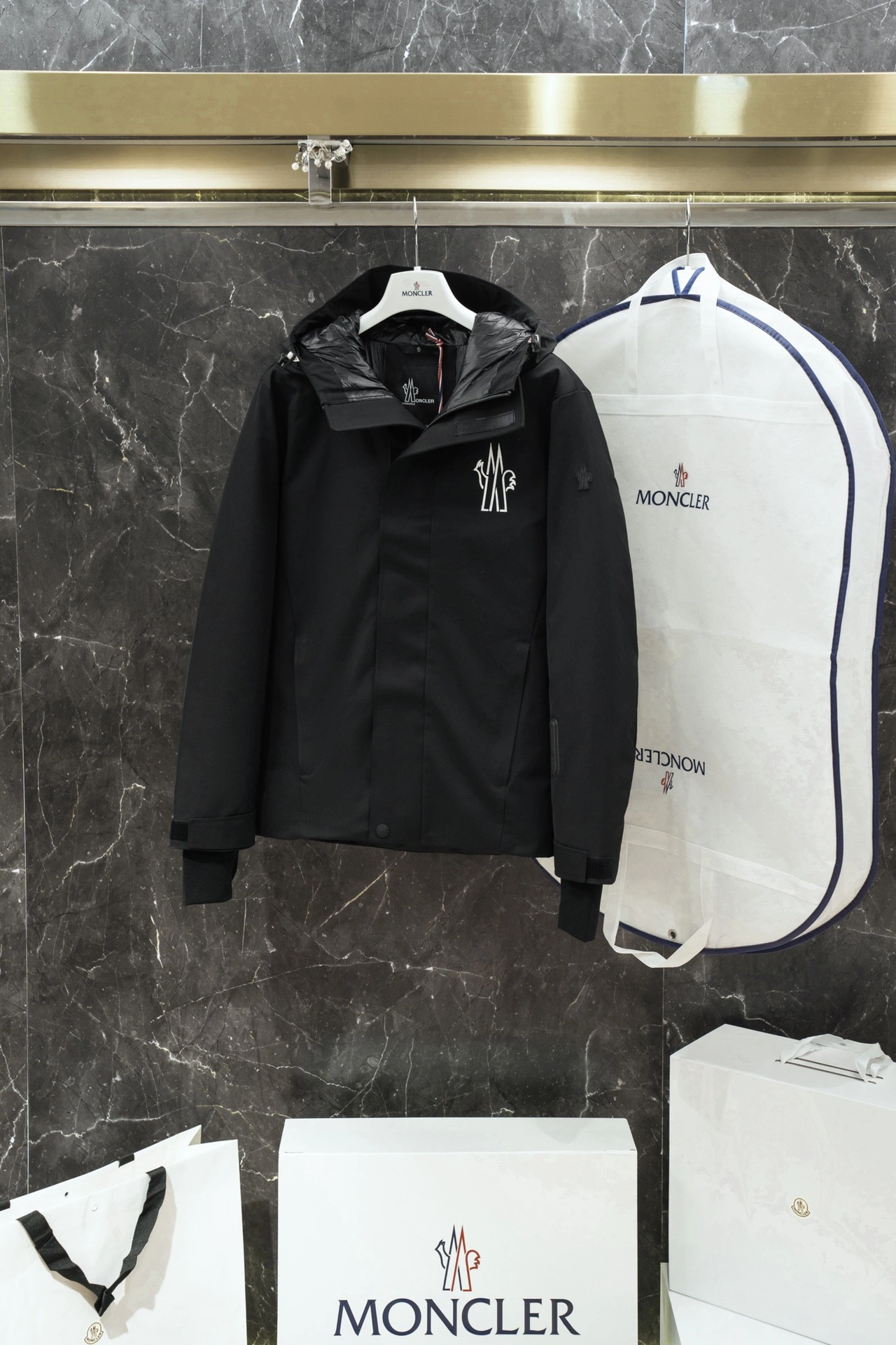 Vibrant Moncler Down Jackets 145673