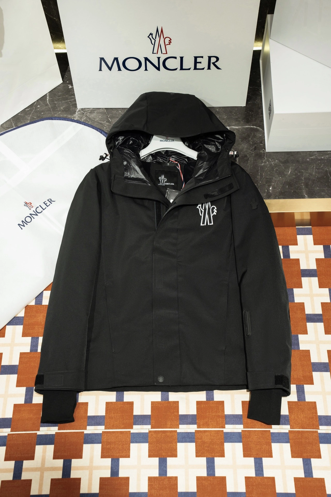 Vibrant Moncler Down Jackets 145673