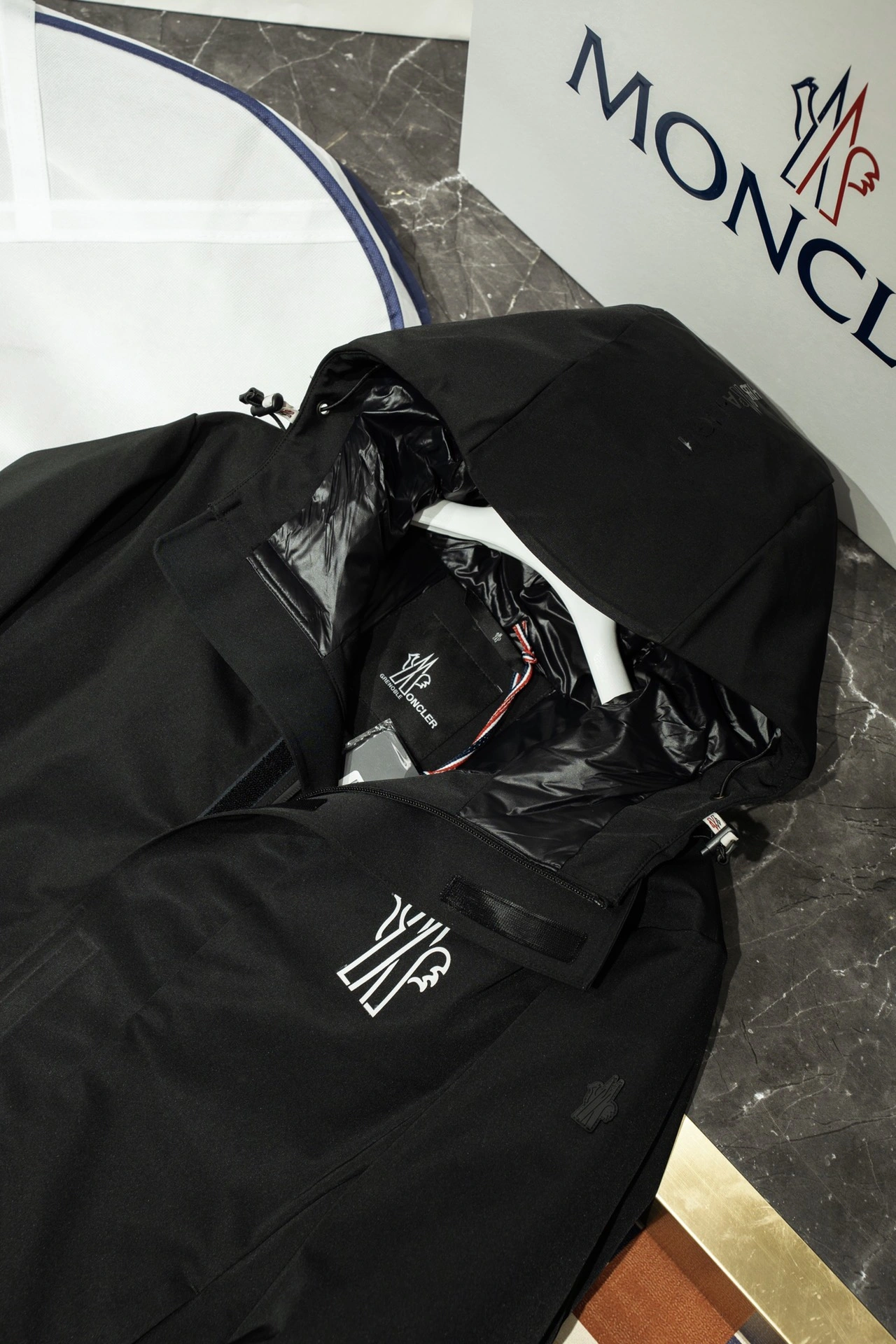 Vibrant Moncler Down Jackets 145673