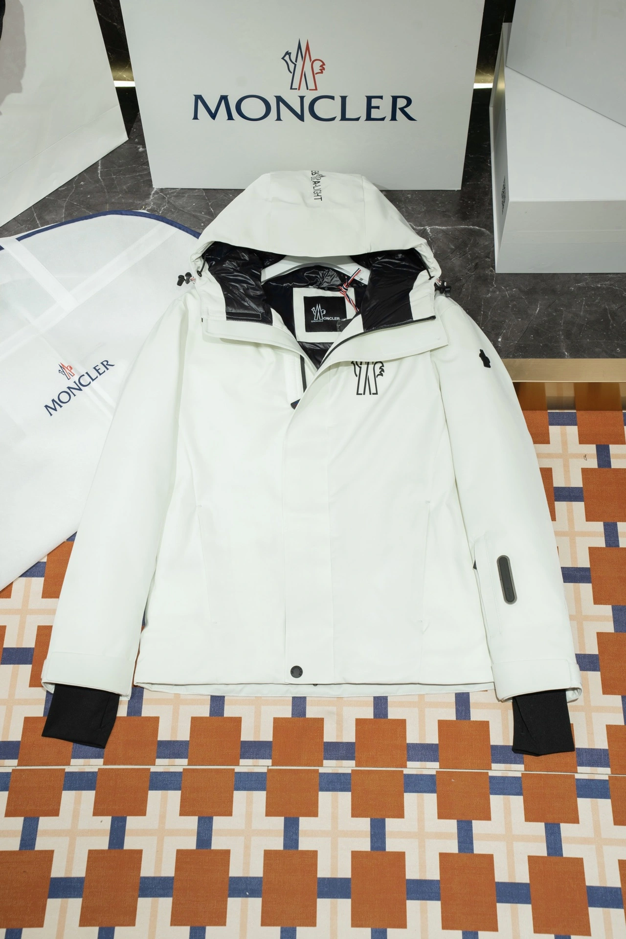 Moncler Down Jackets Youthful 145670
