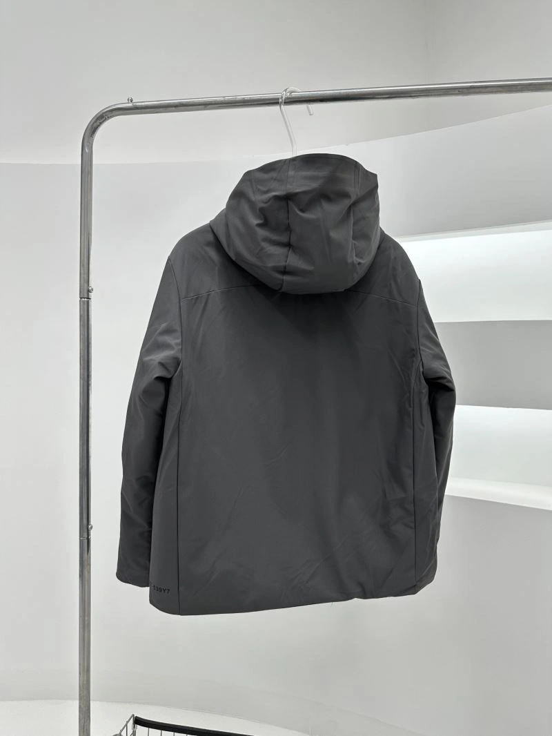 Moncler Down Jackets Sleek 144840