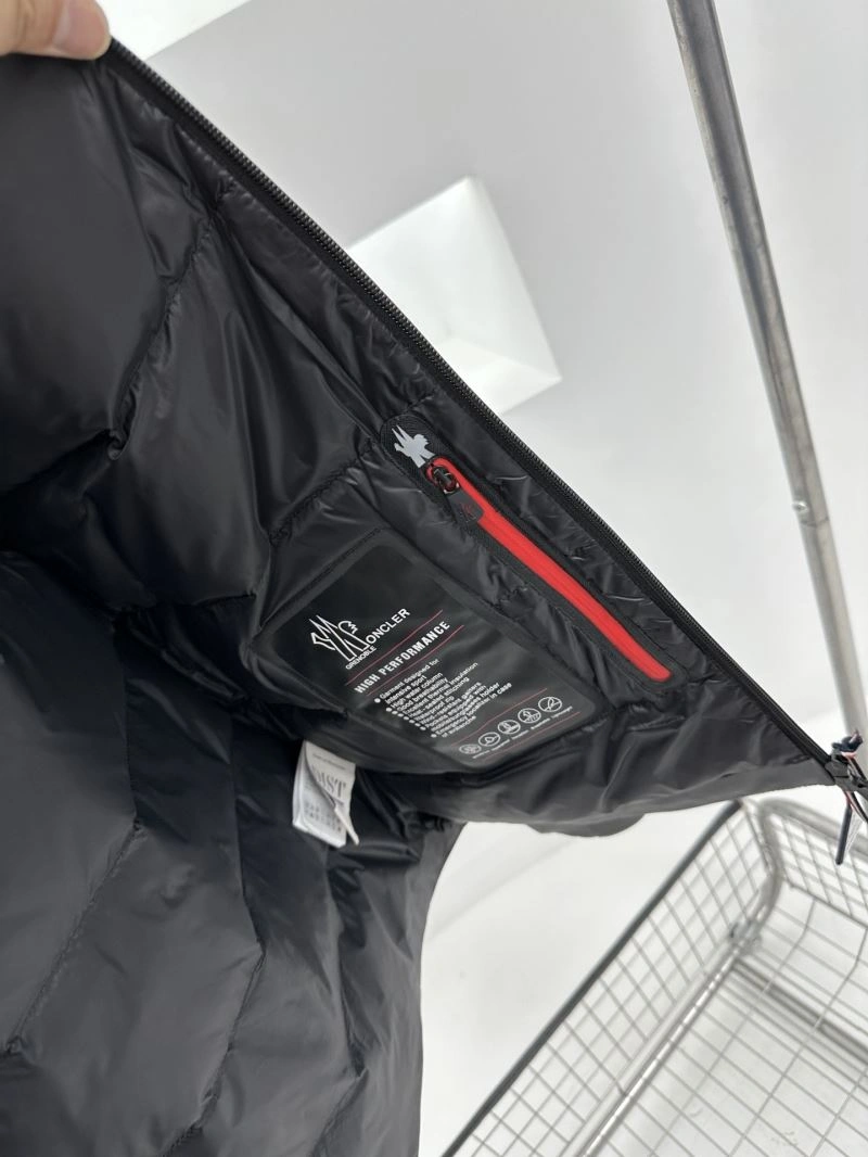 Moncler Down Jackets Sleek 144840