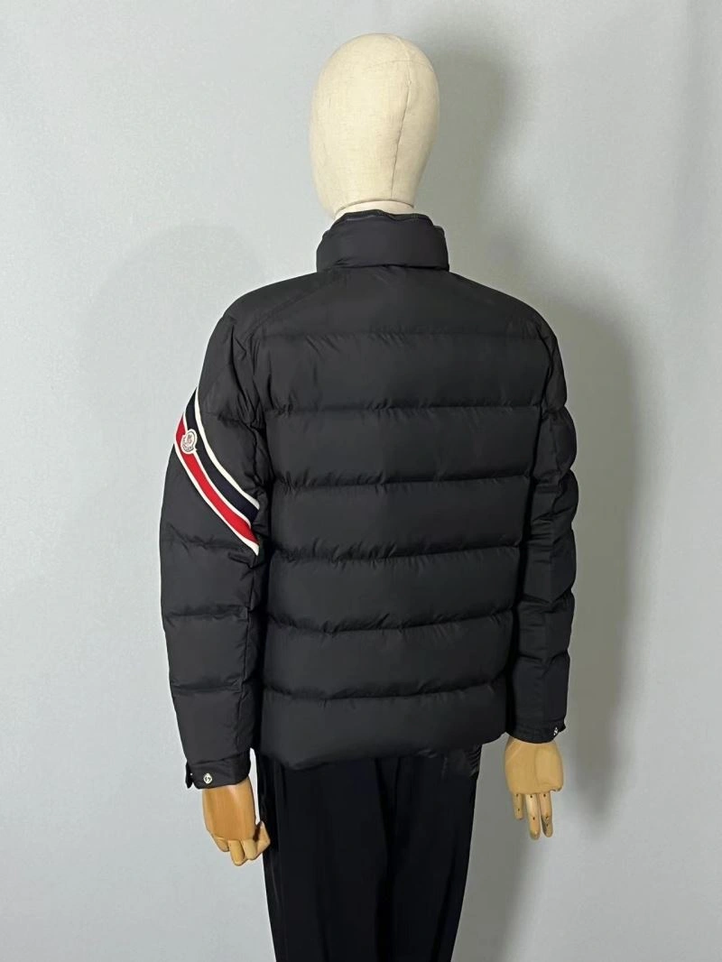 Moncler Down Jackets UrbanChic 144443