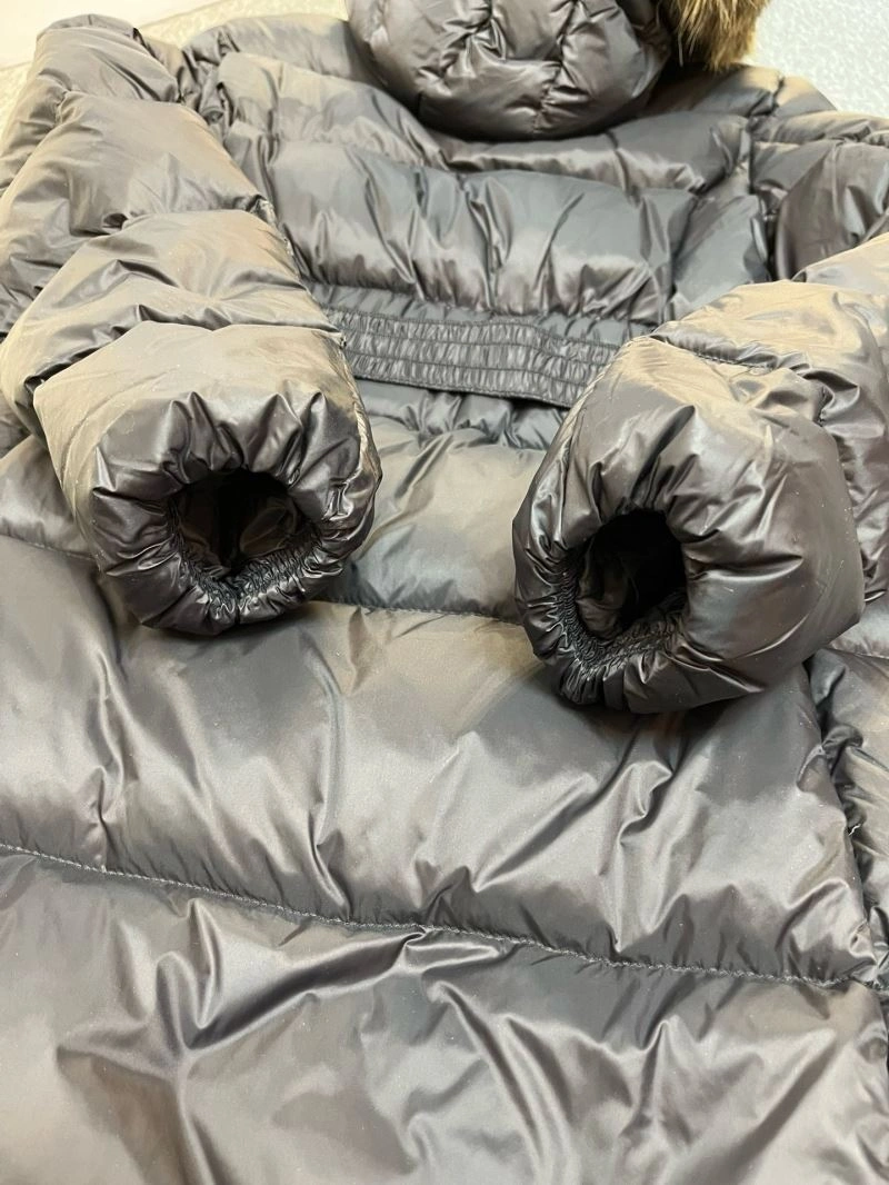 Moncler Down Jackets Sleek 144087
