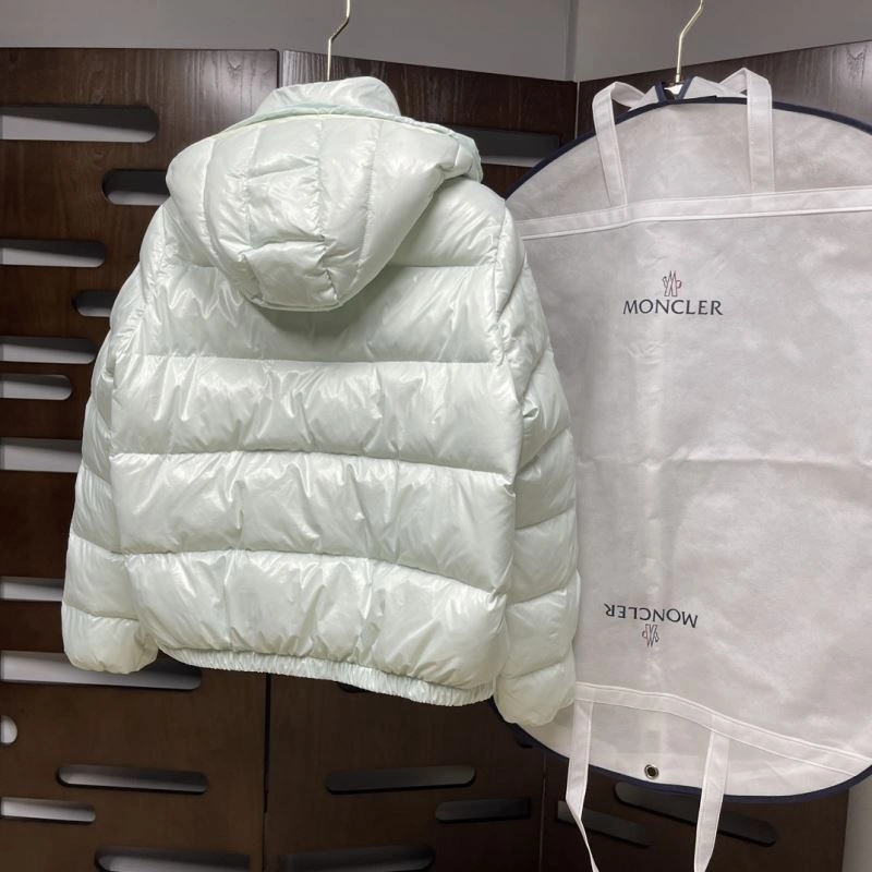 Moncler Down Jackets Snug 144037