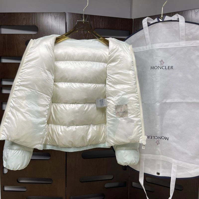 Moncler Down Jackets Snug 144037