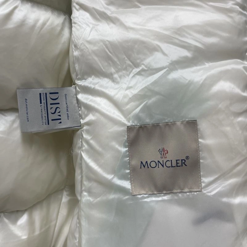 Moncler Down Jackets Snug 144037