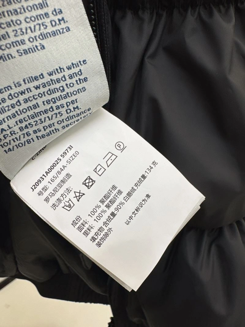 Moncler Down Jackets Original 144012
