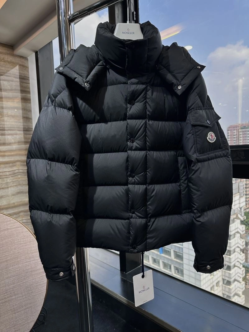 Moncler Down Jackets Trendsetting 144002