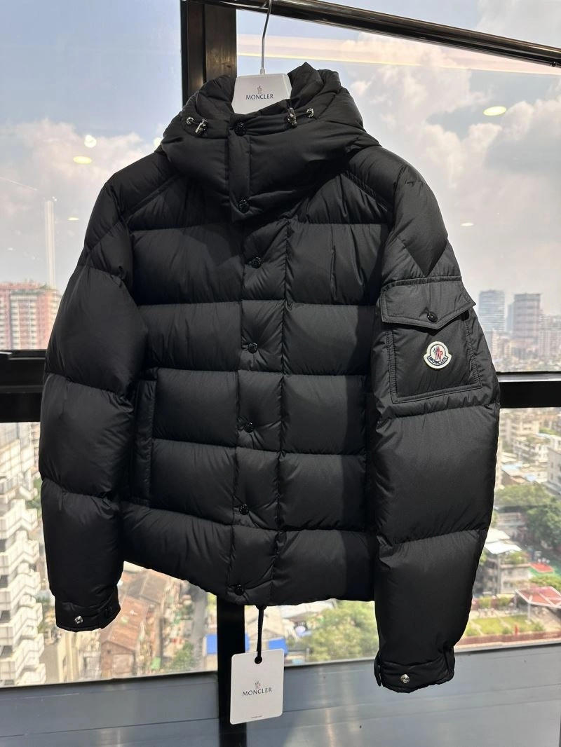 Moncler Down Jackets Trendsetting 144002