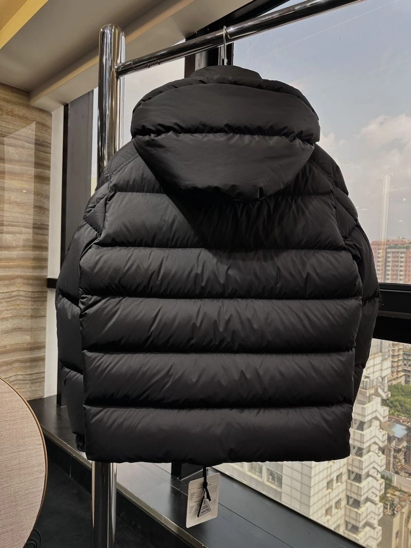 Moncler Down Jackets Trendsetting 144002