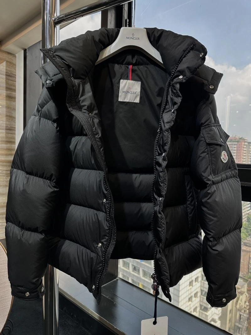 Moncler Down Jackets Trendsetting 144002