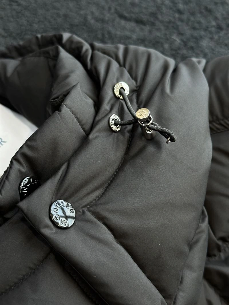 Moncler Down Jackets Trendsetting 144002