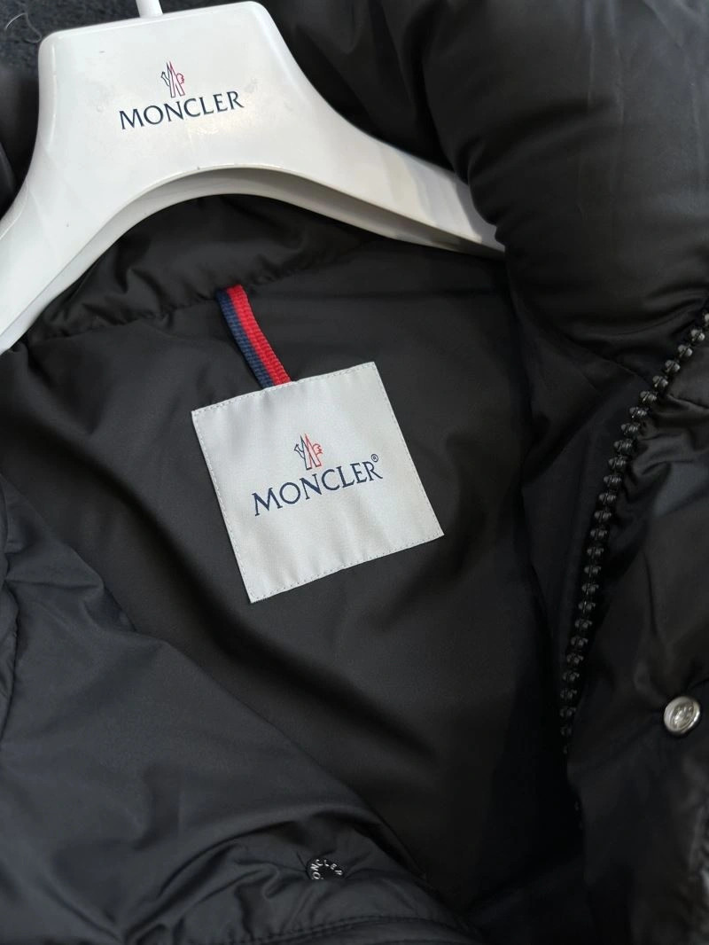 Moncler Down Jackets Trendsetting 144002