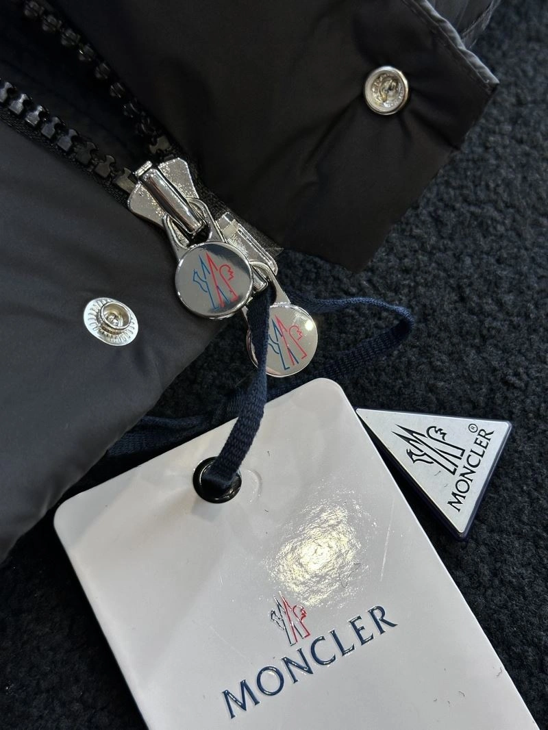 Moncler Down Jackets Trendsetting 144002