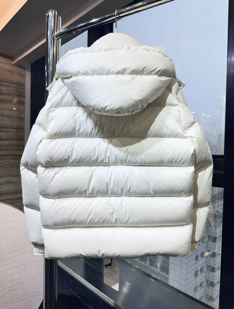 Moncler Down Jackets Versatile 144020