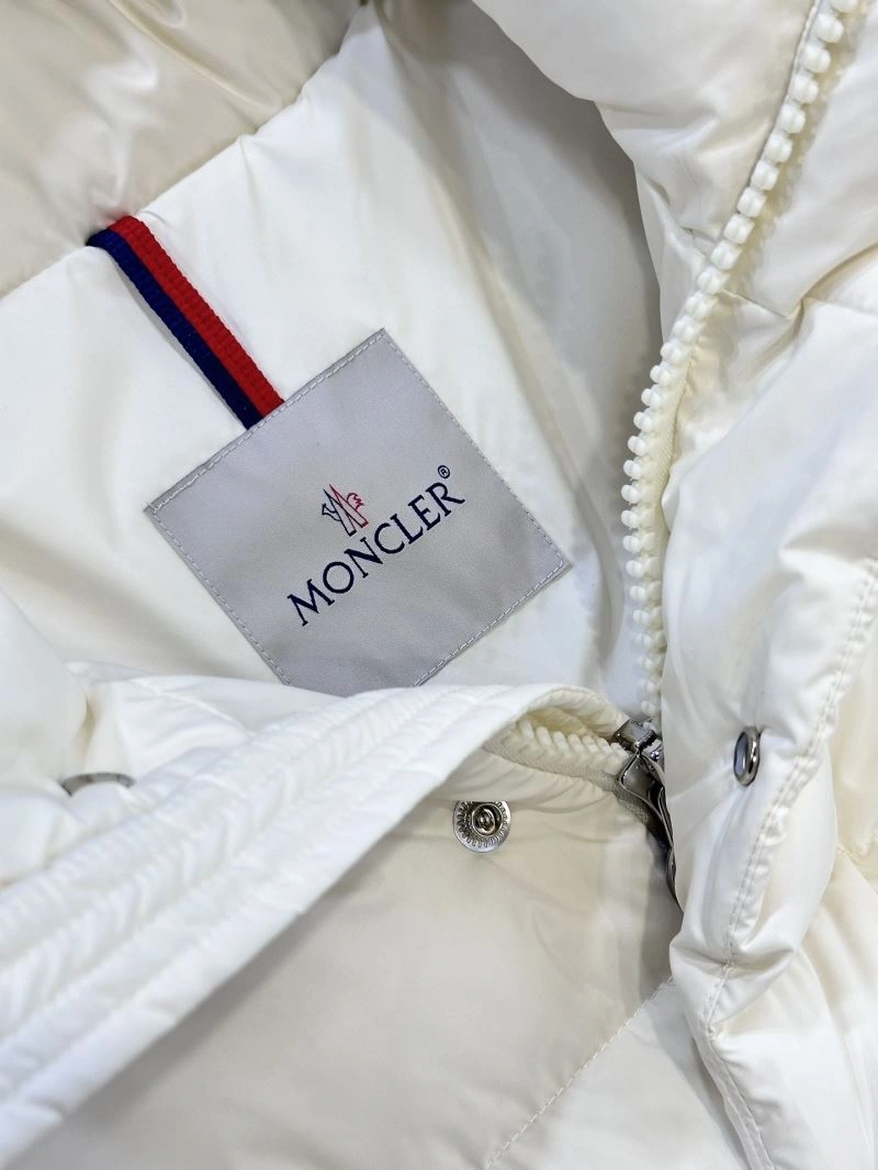 Moncler Down Jackets Versatile 144020