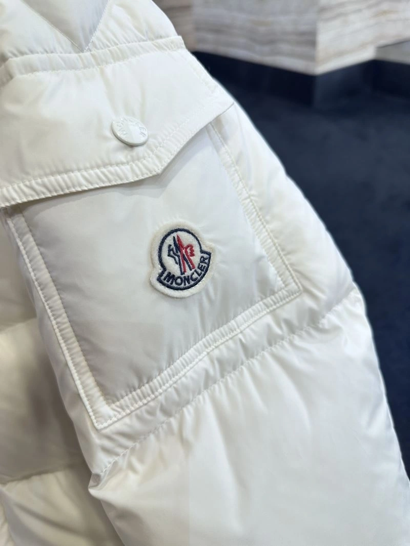 Moncler Down Jackets Versatile 144020