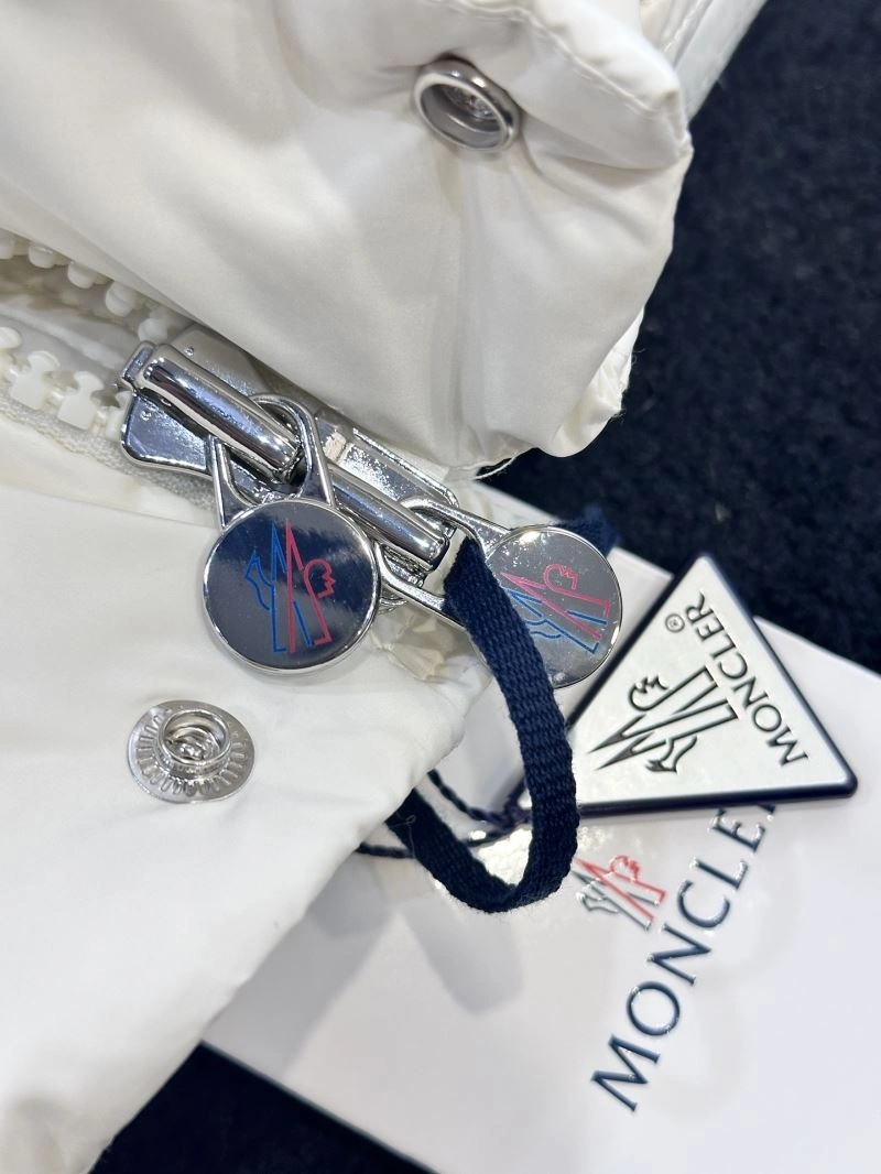 Moncler Down Jackets Versatile 144020