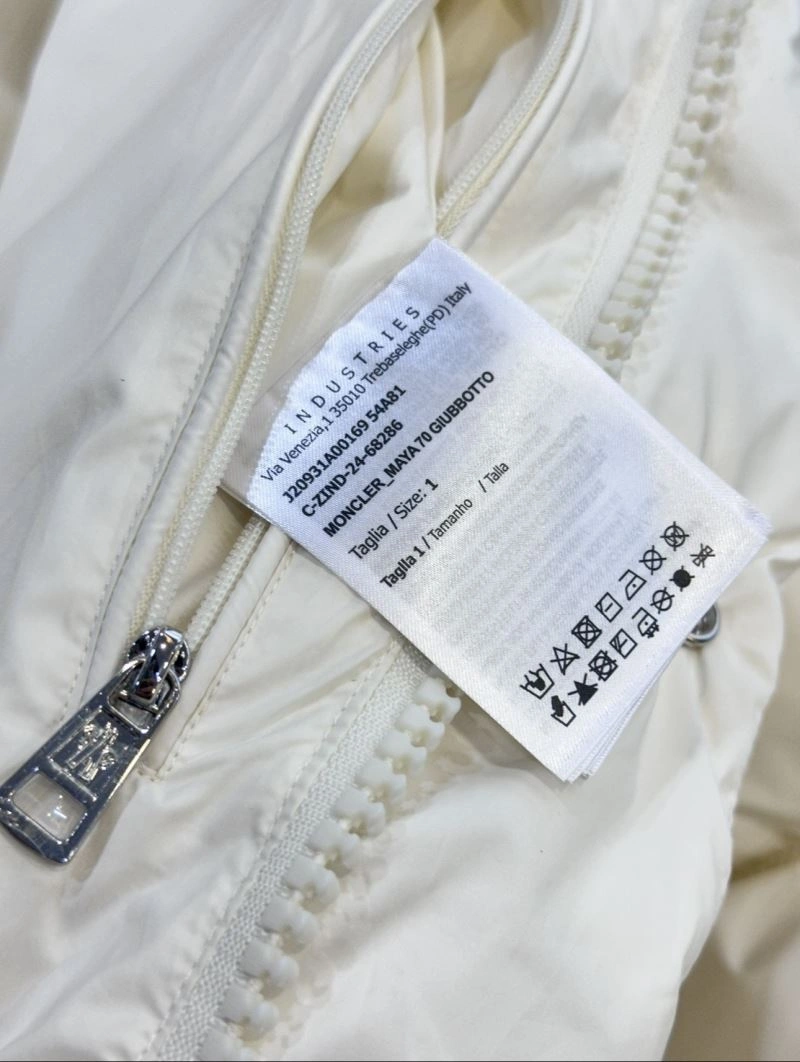 Moncler Down Jackets Versatile 144020