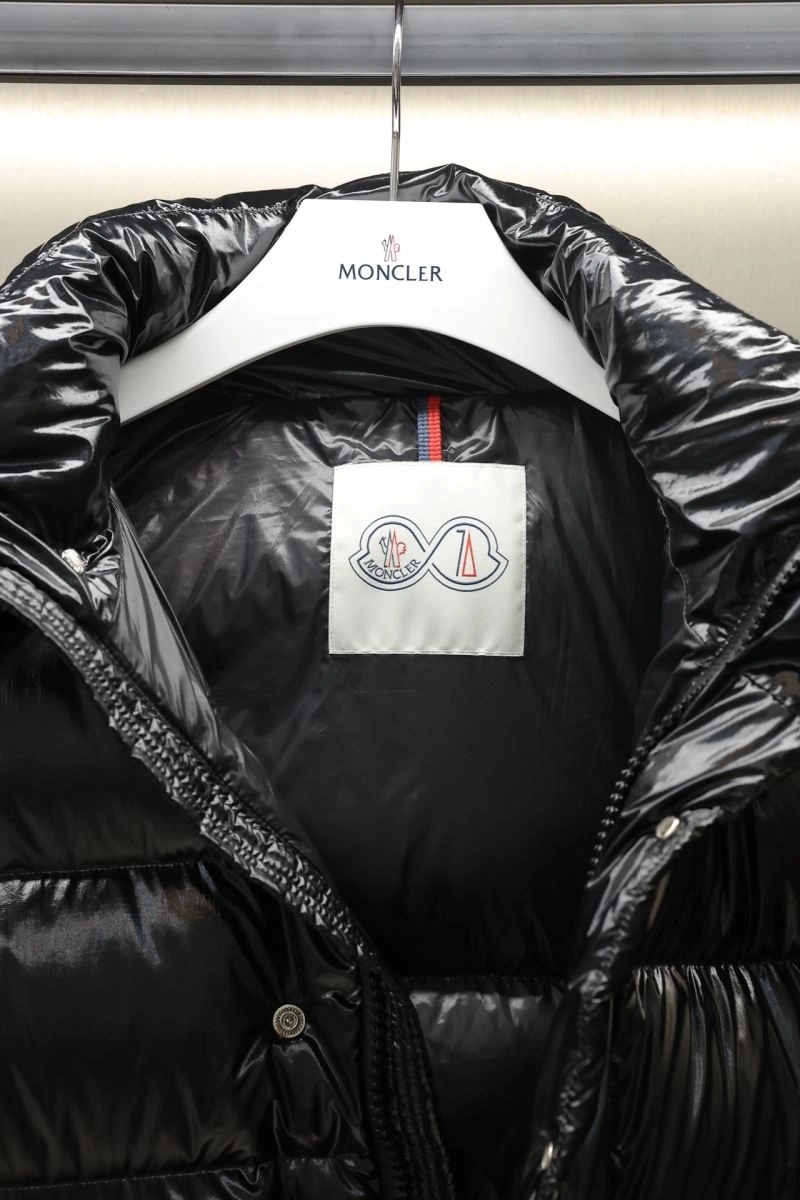 Fashionable Moncler Down Jackets 143951