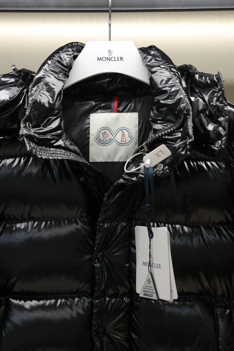 Fashionable Moncler Down Jackets 143951
