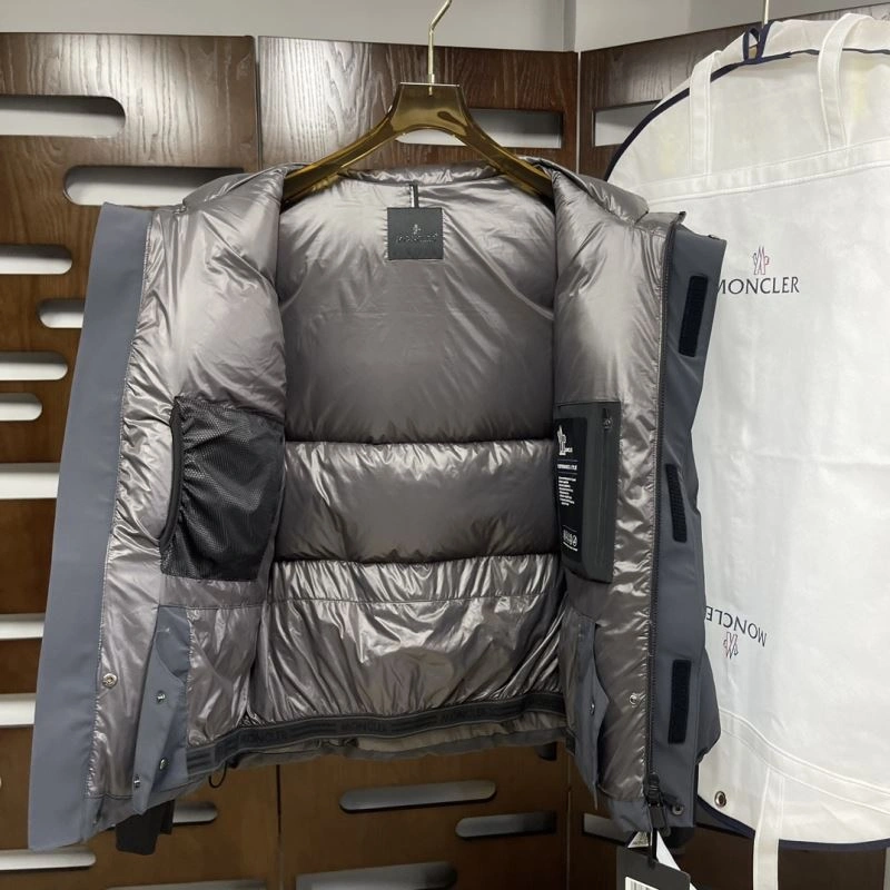 Moncler Down Jackets Sleek 143857