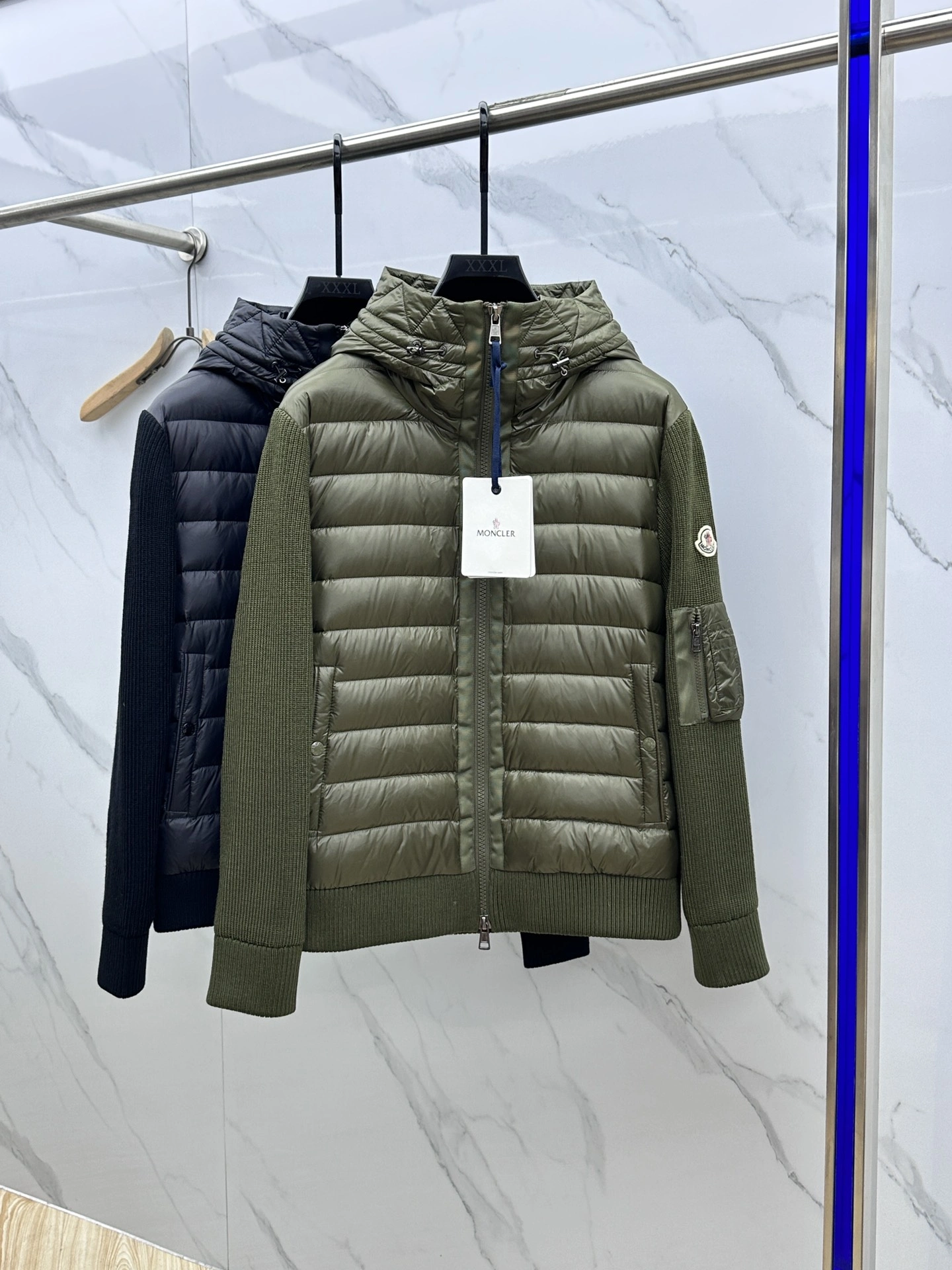 Moncler Down Jackets Sleek 145636