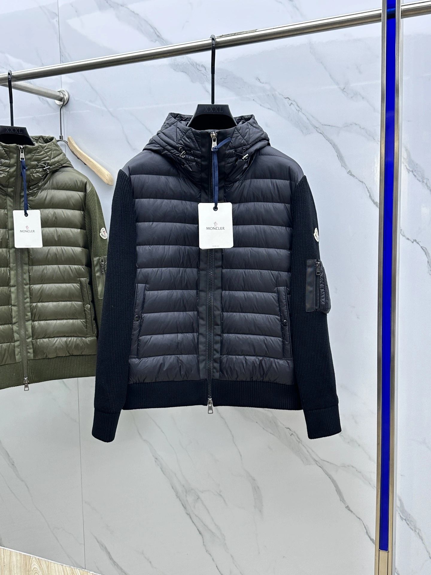 Moncler Down Jackets Sleek 145636