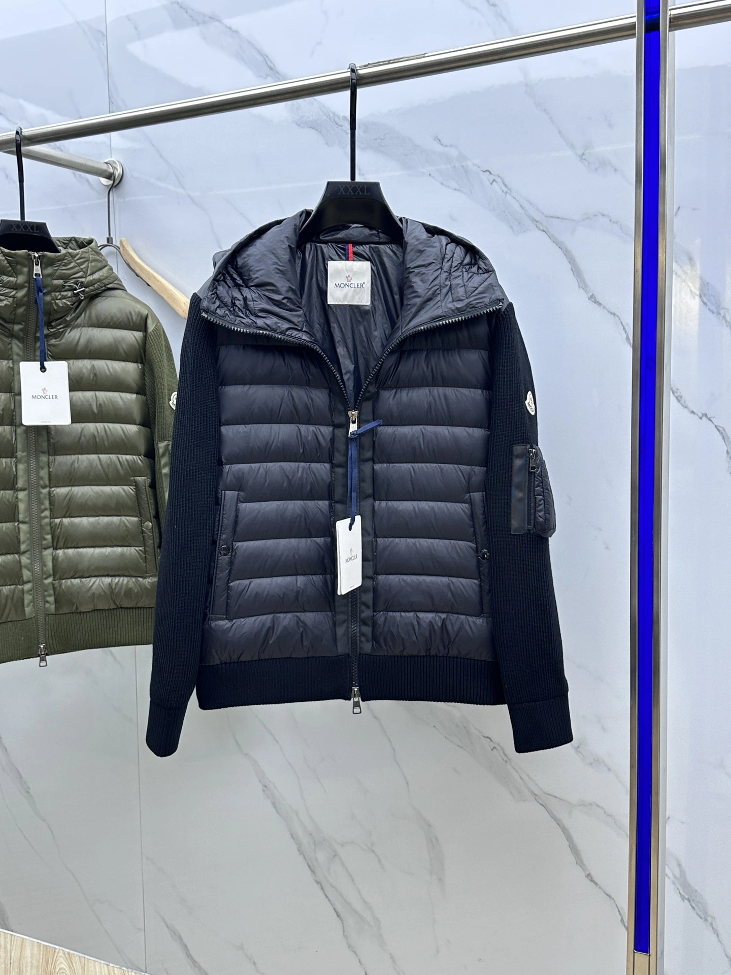 Moncler Down Jackets Sleek 145636