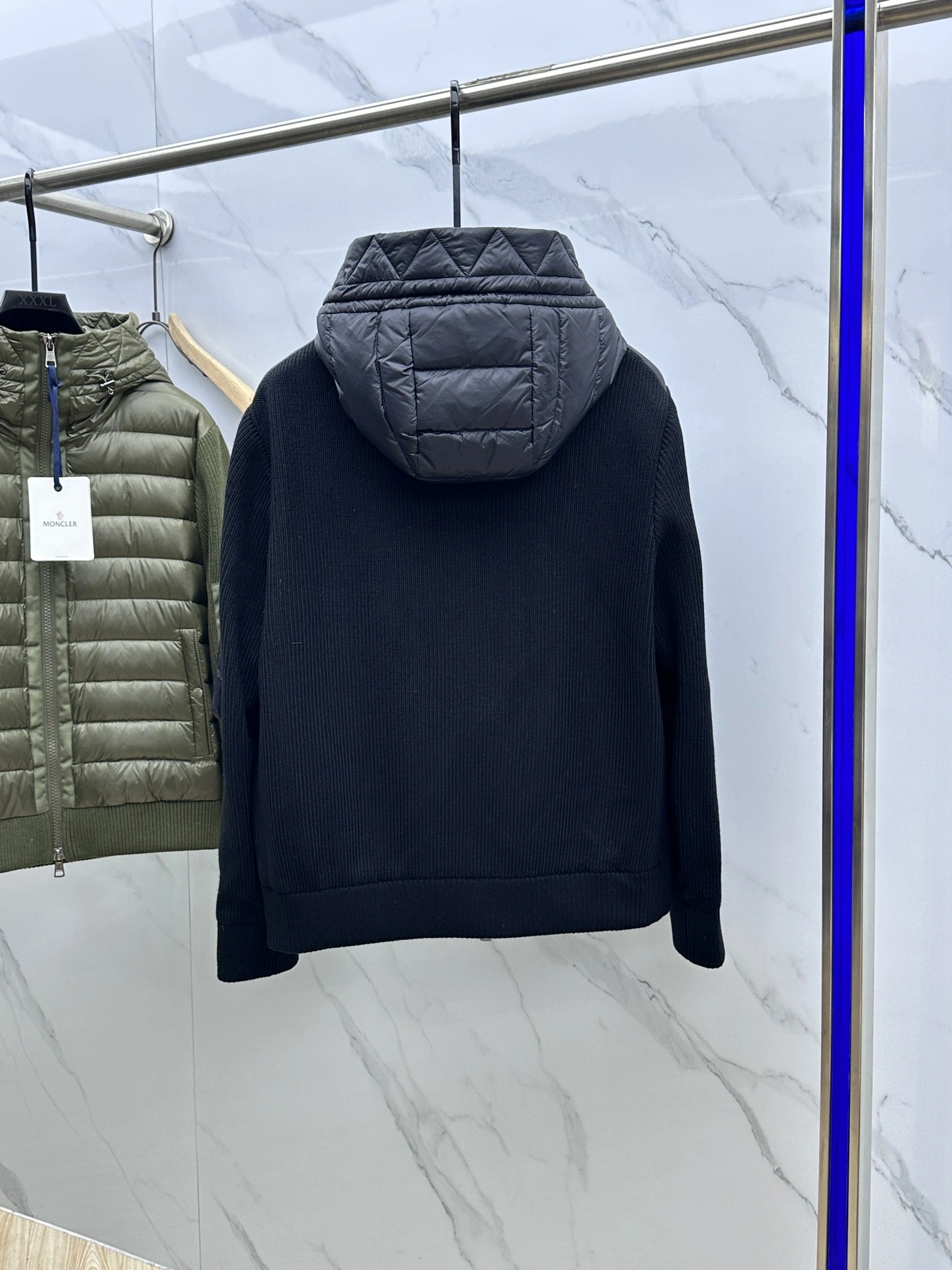 Moncler Down Jackets Sleek 145636