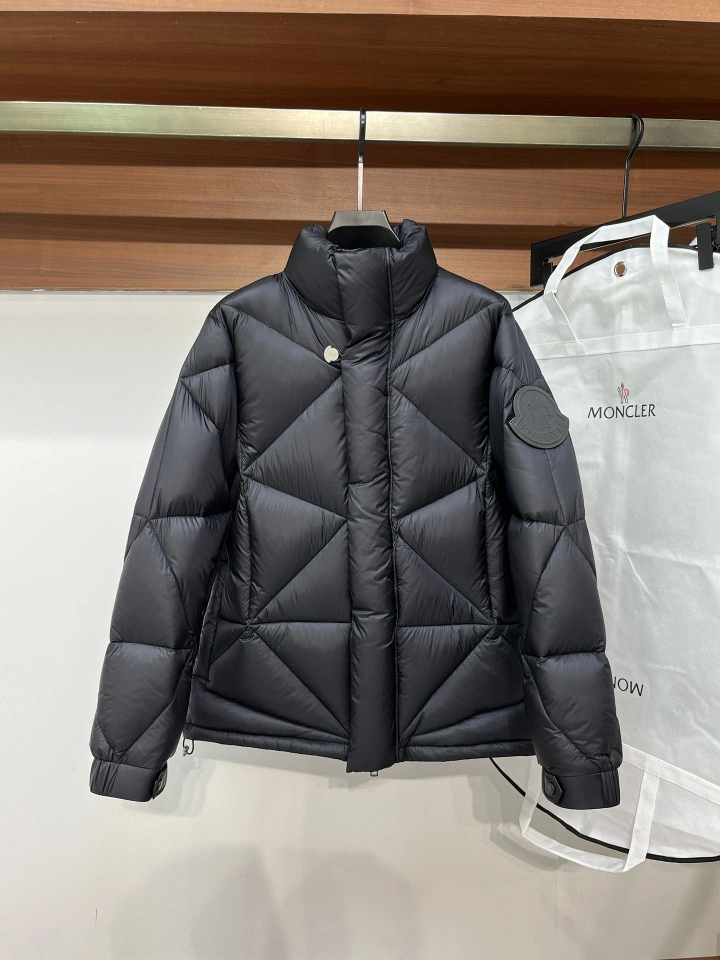 Moncler Down Jackets Unique 145604