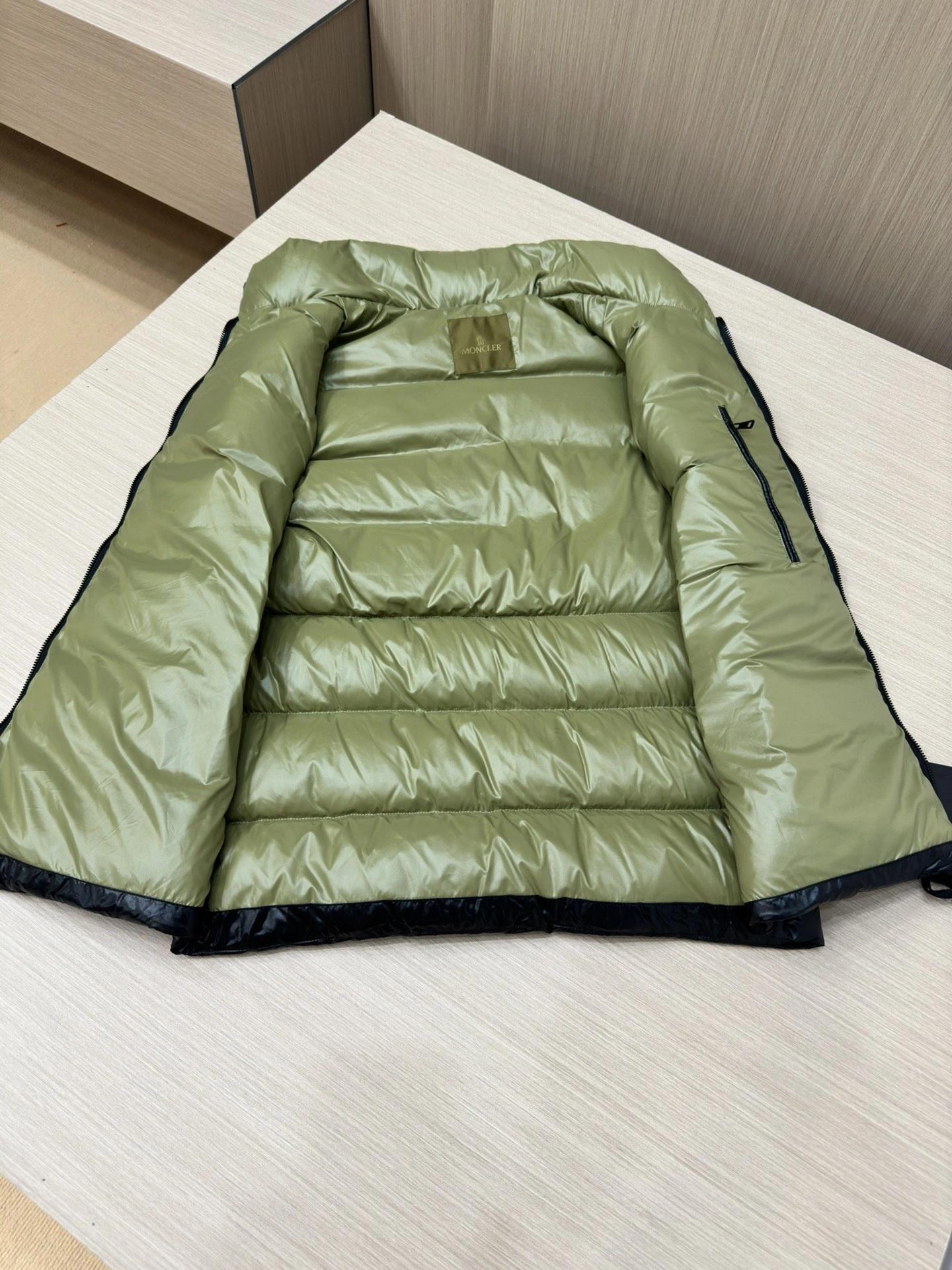 Moncler Down Jackets EasyMatch 145602