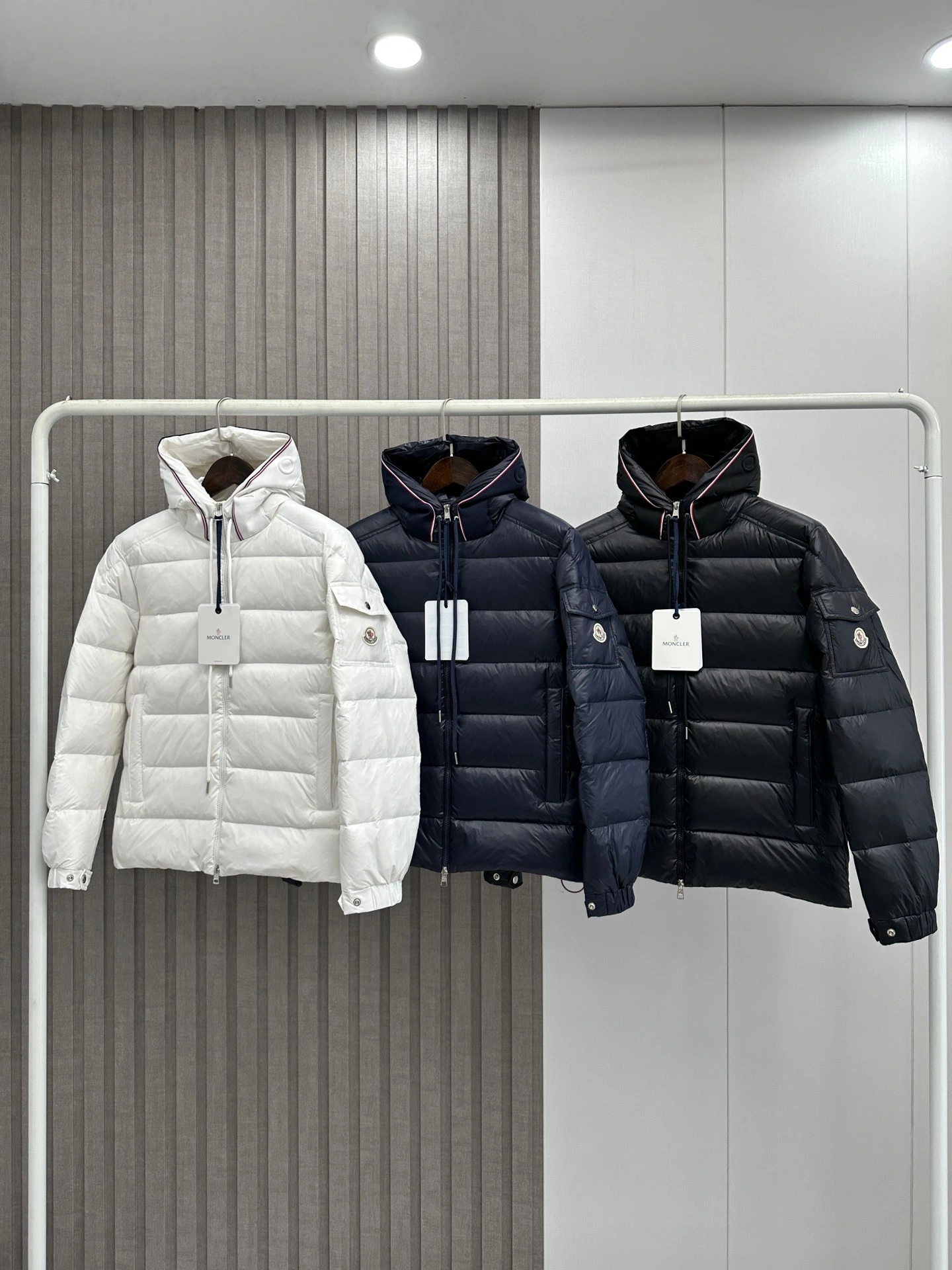 Moncler Down Jackets SmoothTexture 145596