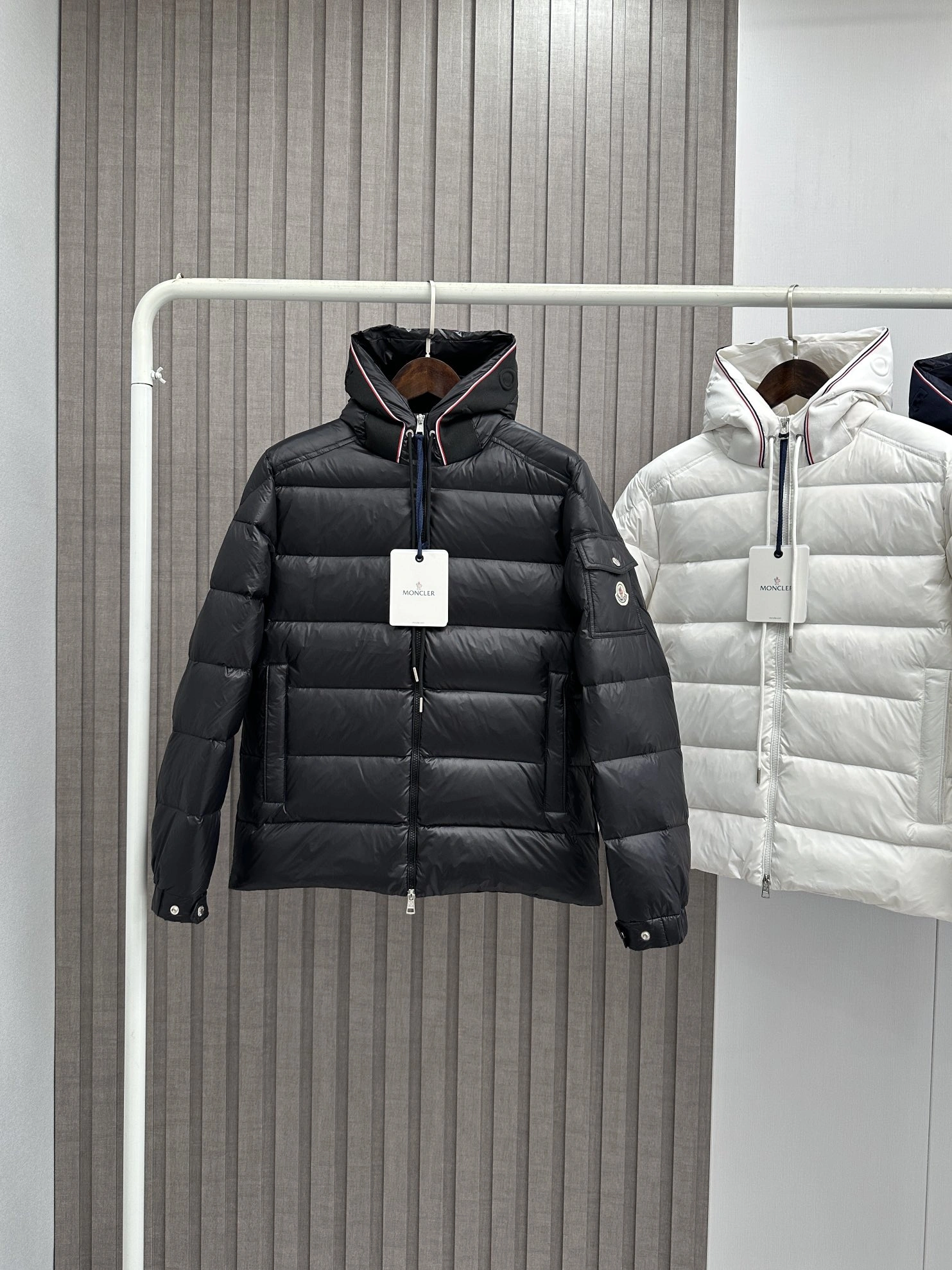 Moncler Down Jackets SmoothTexture 145596